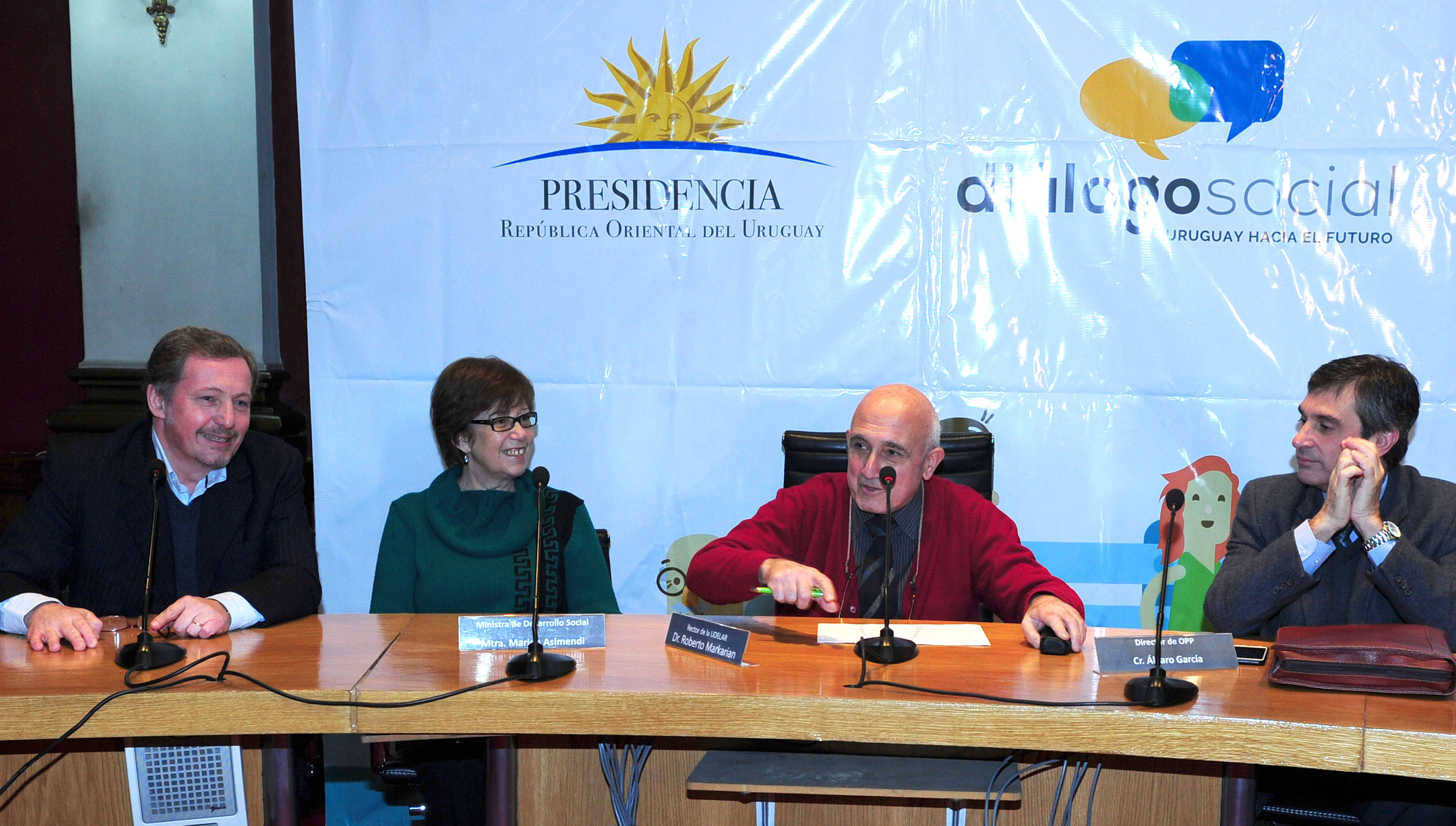 Rector de la UdelaR, Roberto Markarián dirigiéndose a los presentes