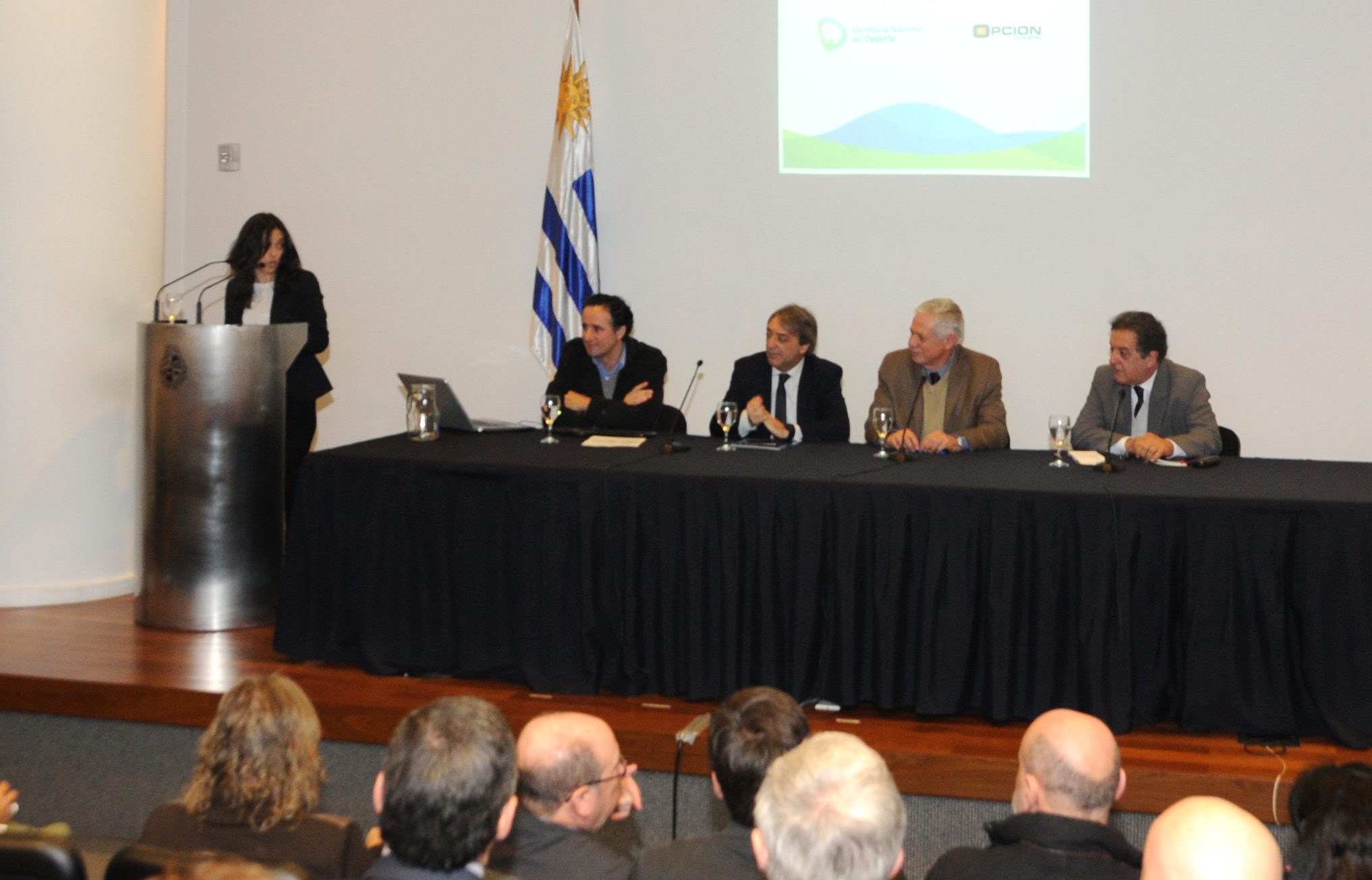 Presentación de encuesta en el salón de actos de la Torre Ejecutiva