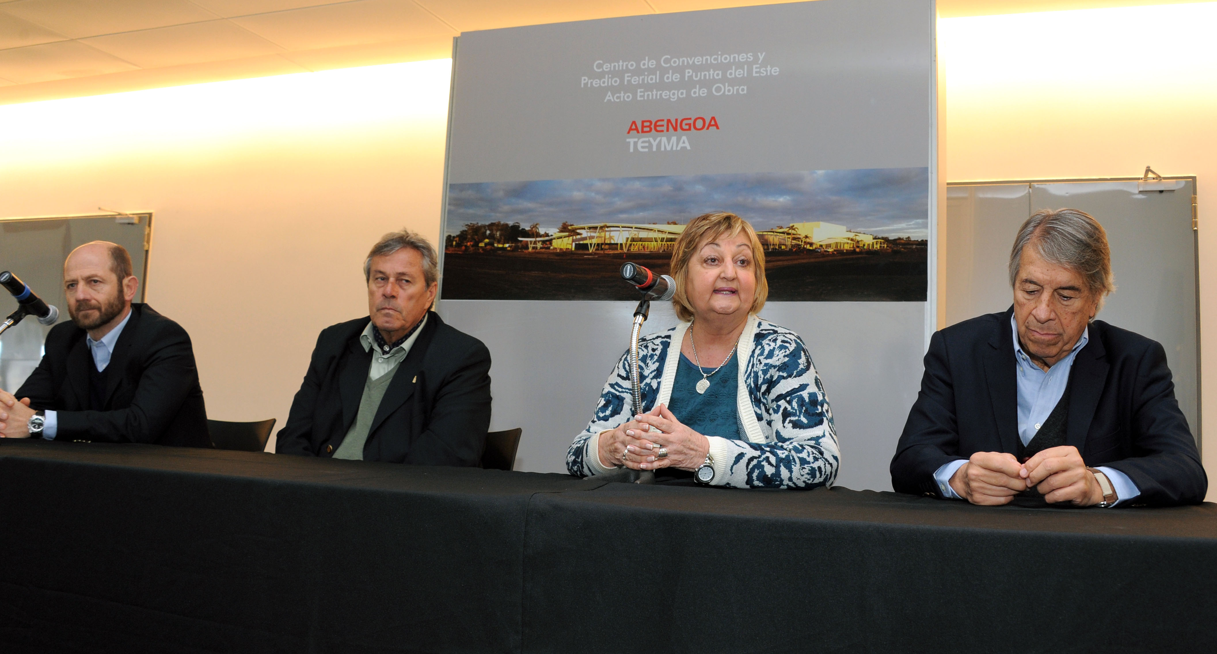 Ministra de Turismo, Liliam Kechichian dirigiéndose a los presentes