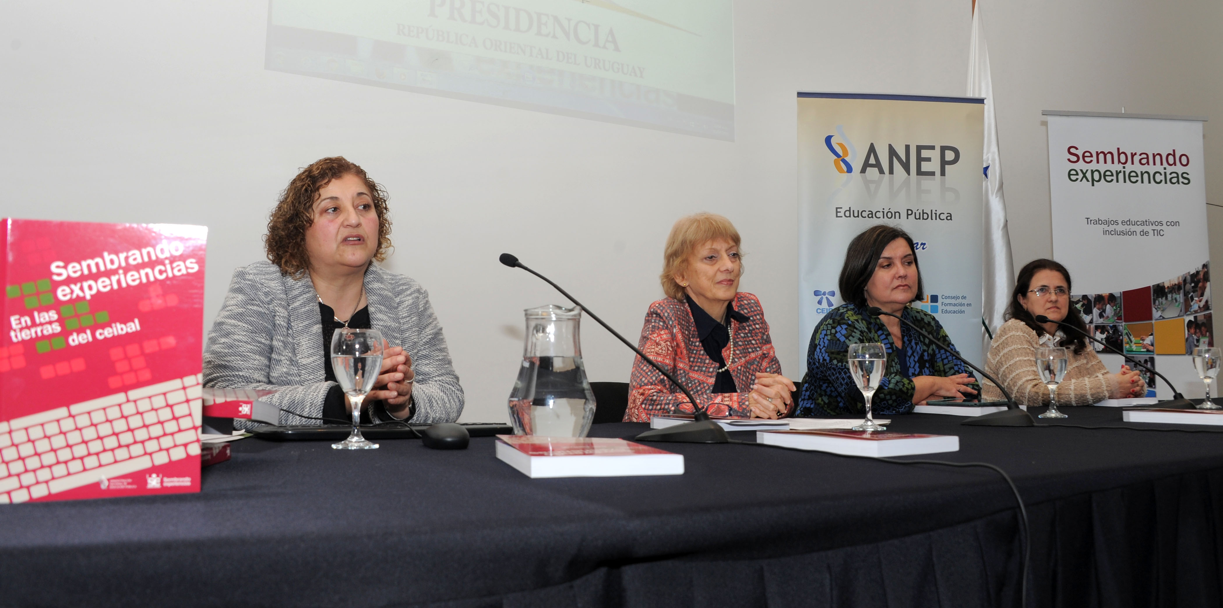 Autoridades del codicen presentando el libro