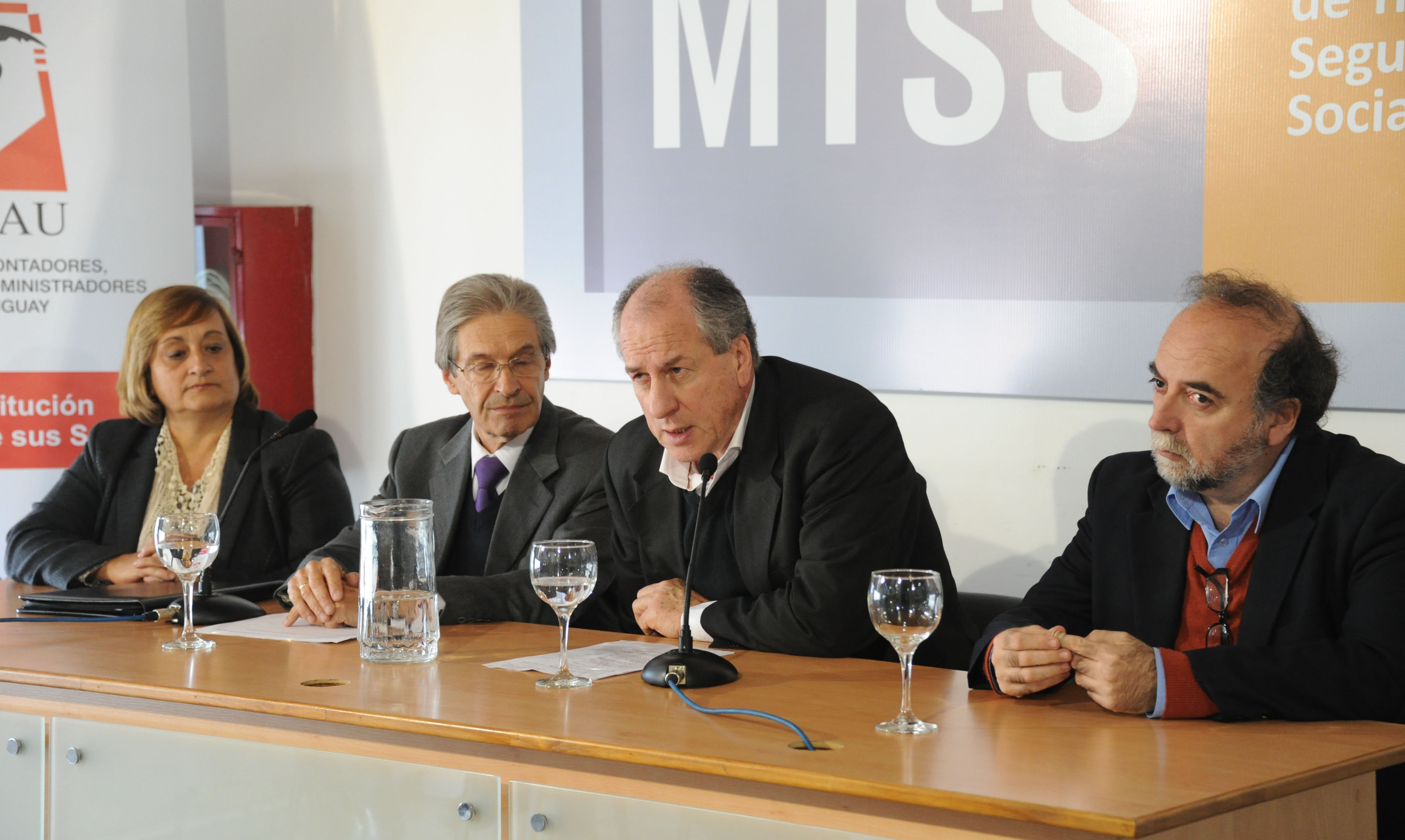 Ministro Murro, acompañado de subsecretario Nelson Loustaunau, el presidente del Colegio, Selio Zak y la secretaria de la institución, Silvia Leal