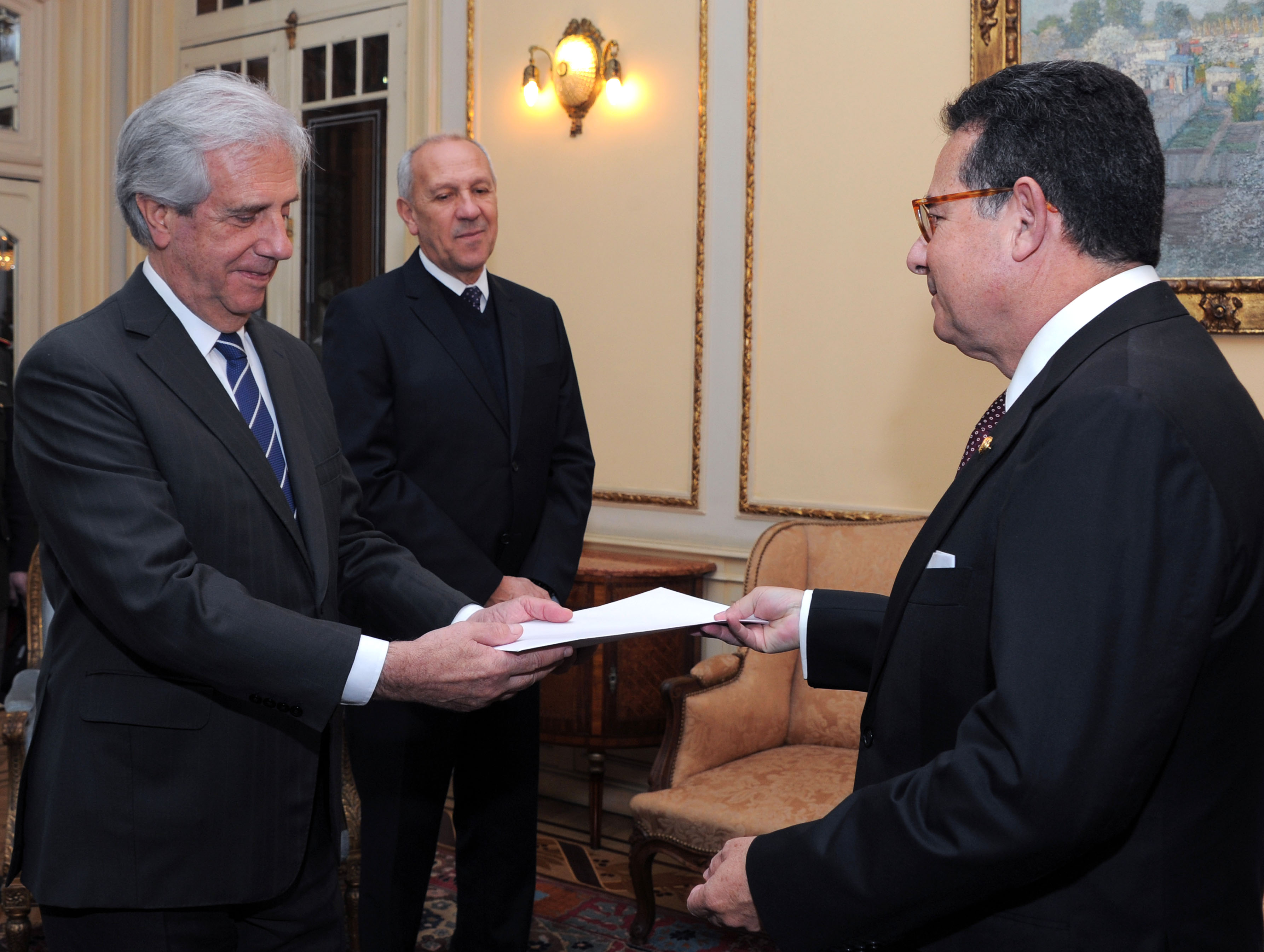 Vázquez recibe carta credencial por parte del embajador Francisco Arroyo, en representación del México