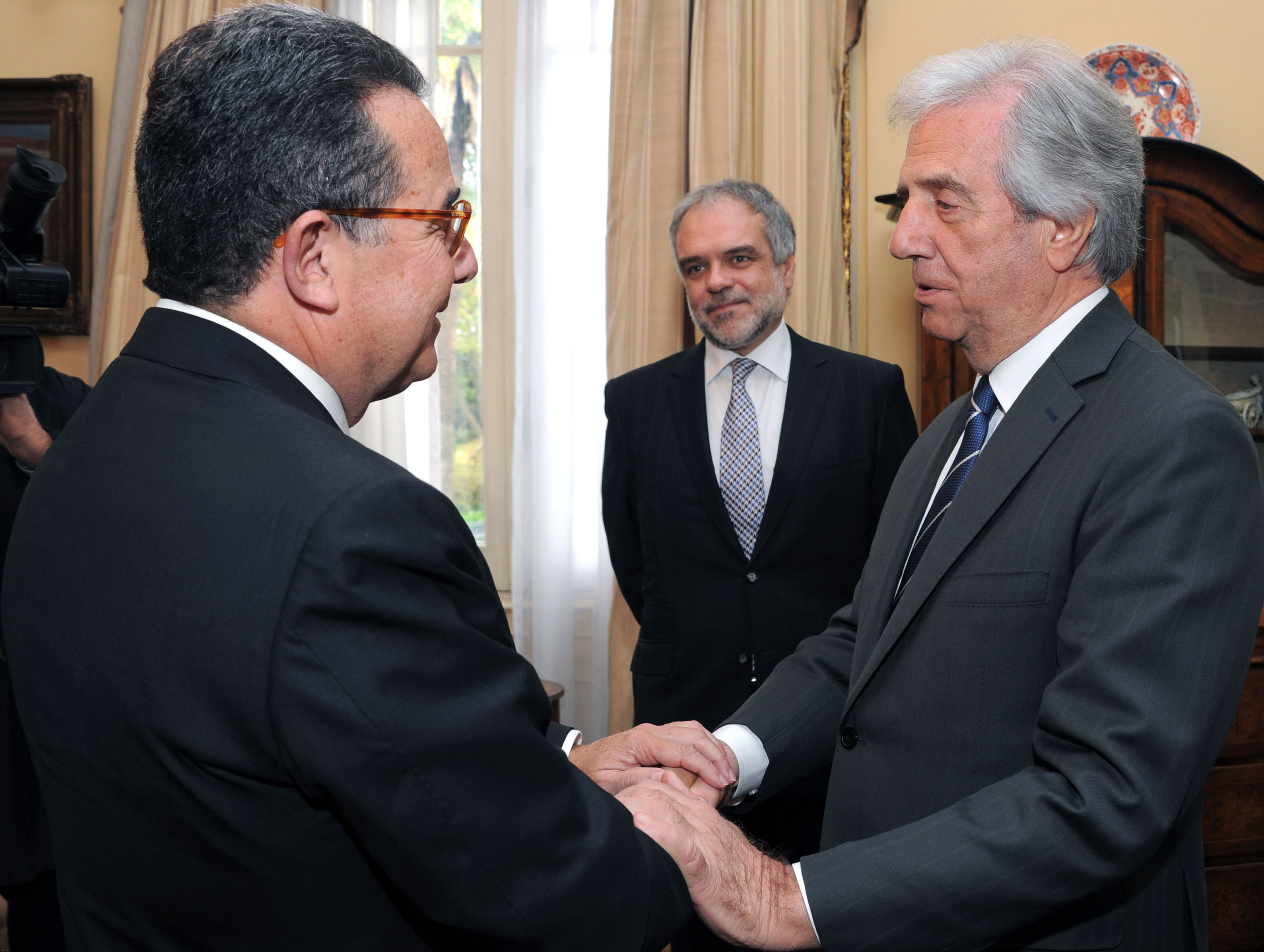 Vázquez recibe carta credencial por parte del embajador Francisco Arroyo, en representación del México