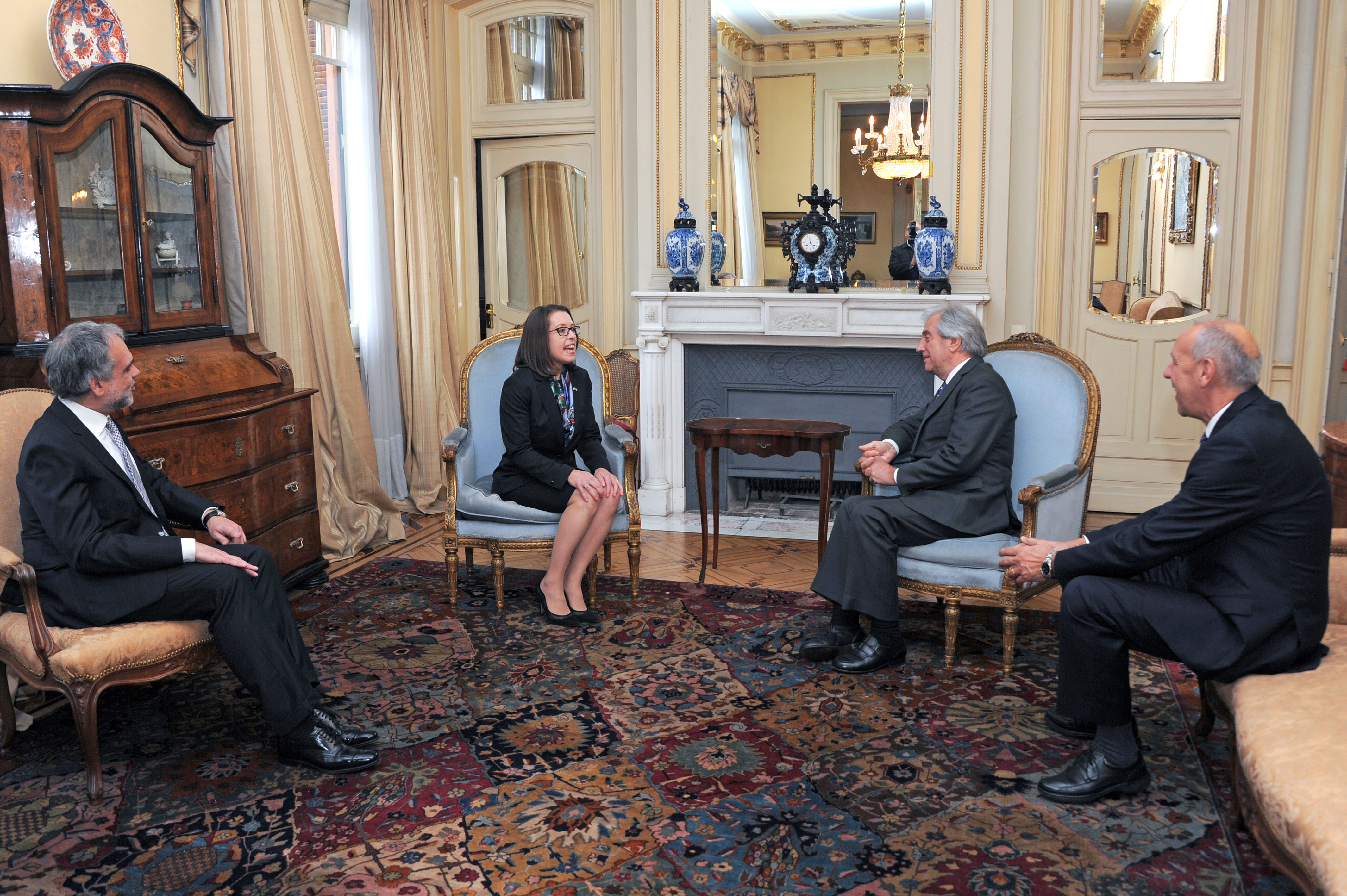 Presidente Vázquez, secretario de la Presidencia, Miguel Ángel Toma, el subsecretario, José Luis Cancela, dialogan con la embajadora de Estados Unidos