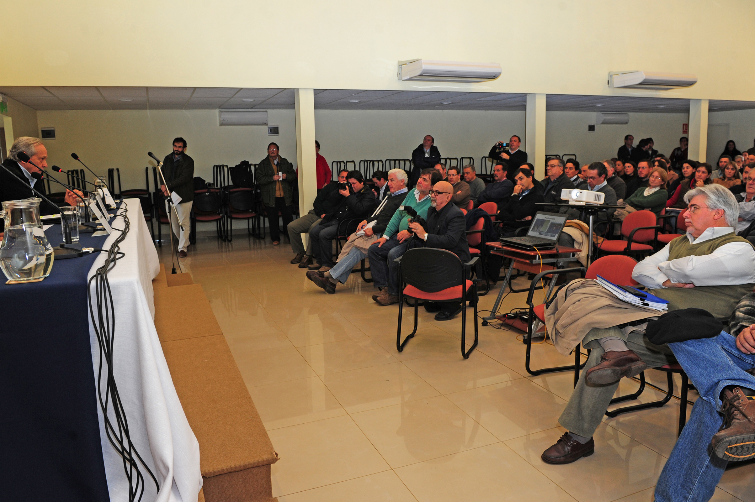 Autoridades y asistentes al evento