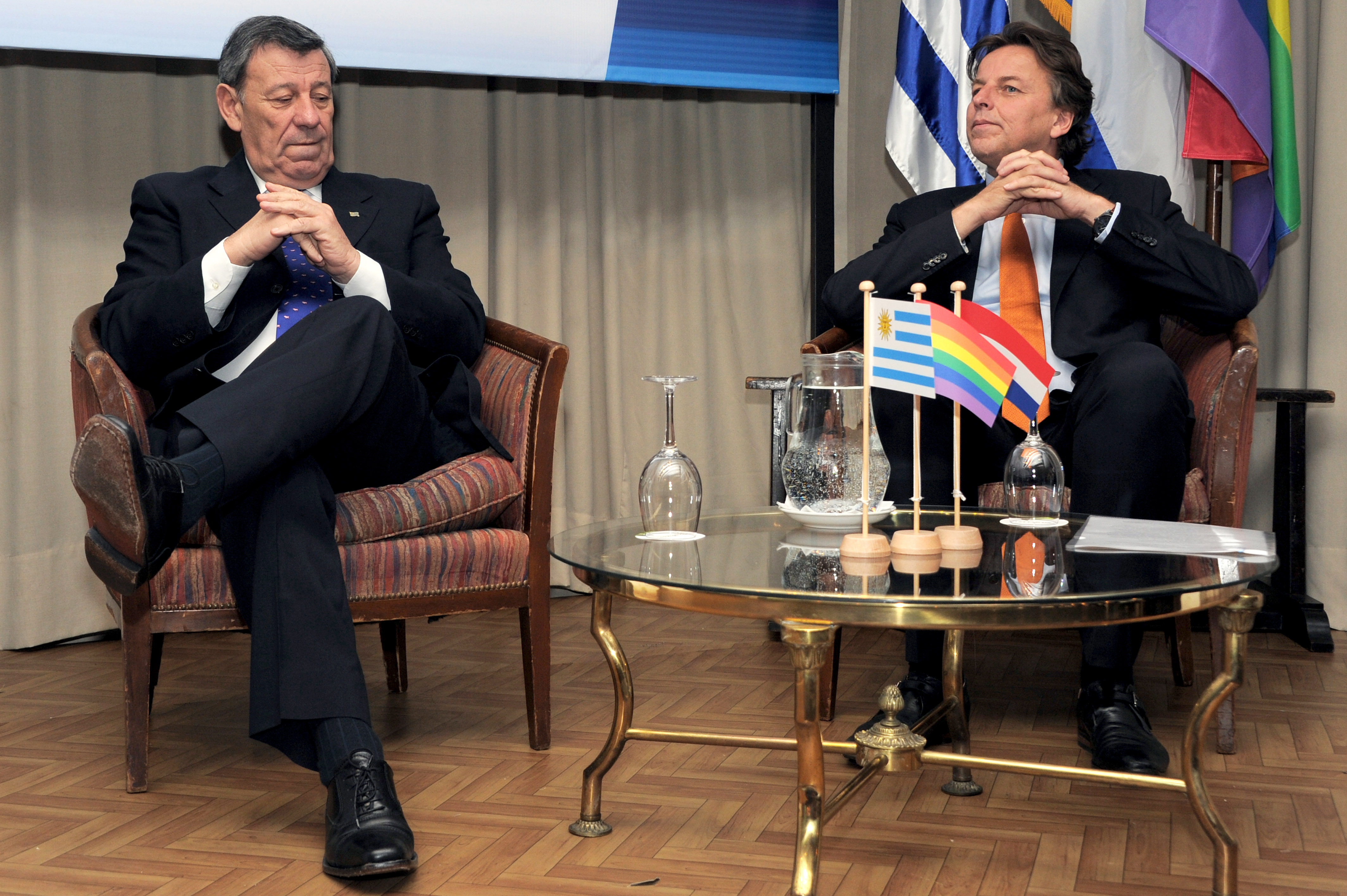 Ministro de Relaciones Exteriores de Uruguay , Rodolfo Nin Novoa, y el Ministro de Asuntos Exteriores del Reino de los Países Bajos, Bert Koenders