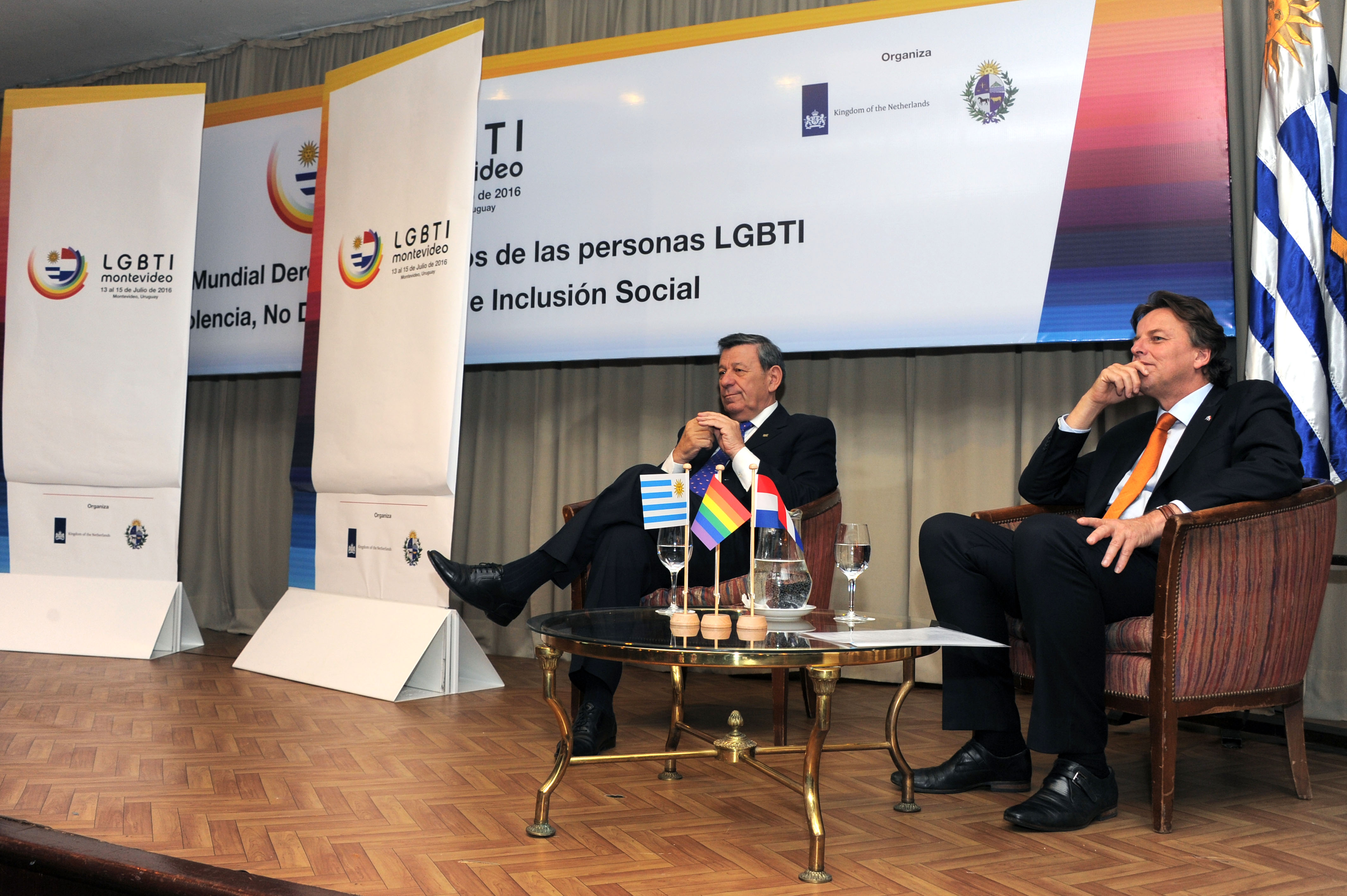 Ministro de Relaciones Exteriores de Uruguay , Rodolfo Nin Novoa, y el Ministro de Asuntos Exteriores del Reino de los Países Bajos, Bert Koenders