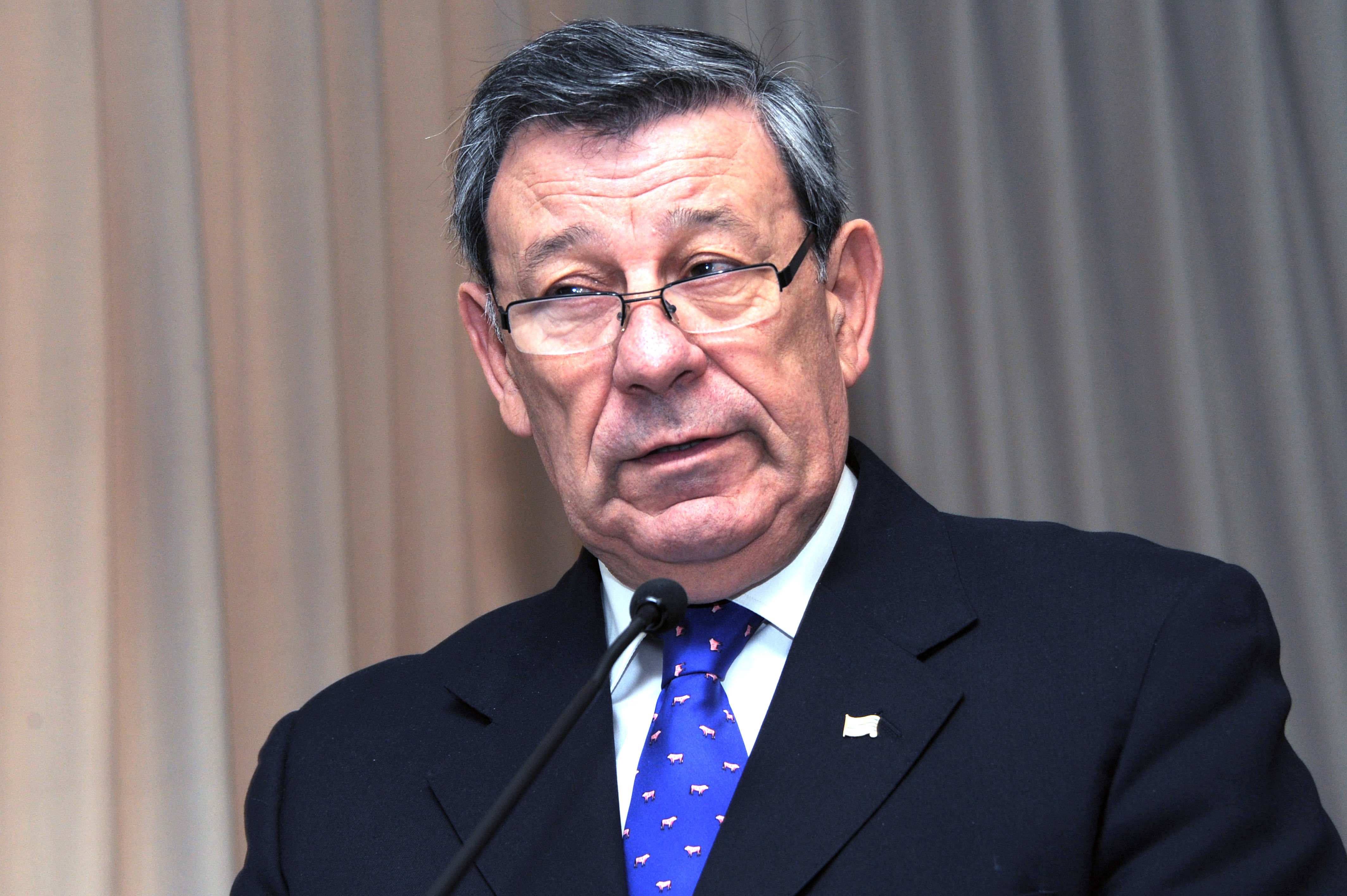 Ministro de Relaciones Exteriores de Uruguay , Rodolfo Nin Novoa haciendo uso de la palabra