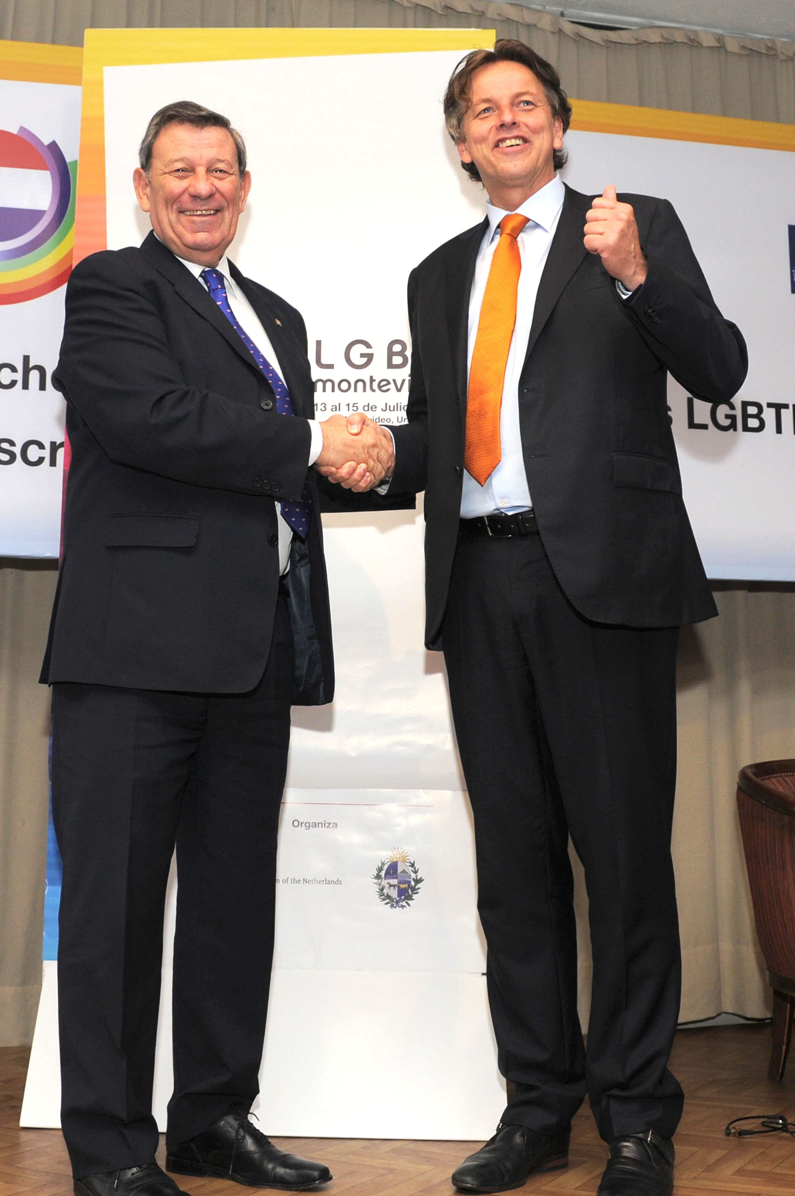 Rodolfo Nin Novoa y Bert Koenders se saludan