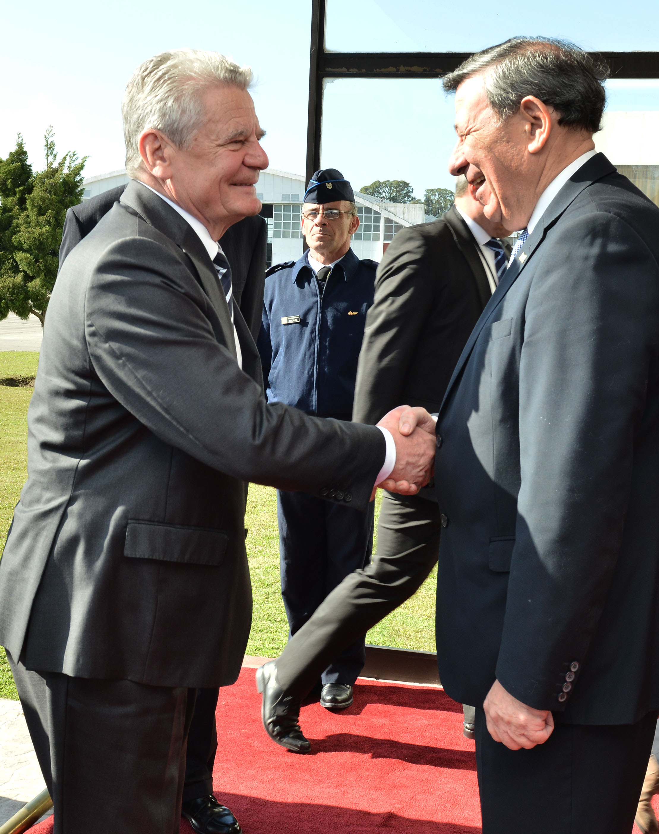 Presidente de Alemania, Joachim Gauck y Ministro de Relaciones Exteriores, Rodolfo Nin Novoa se saludan