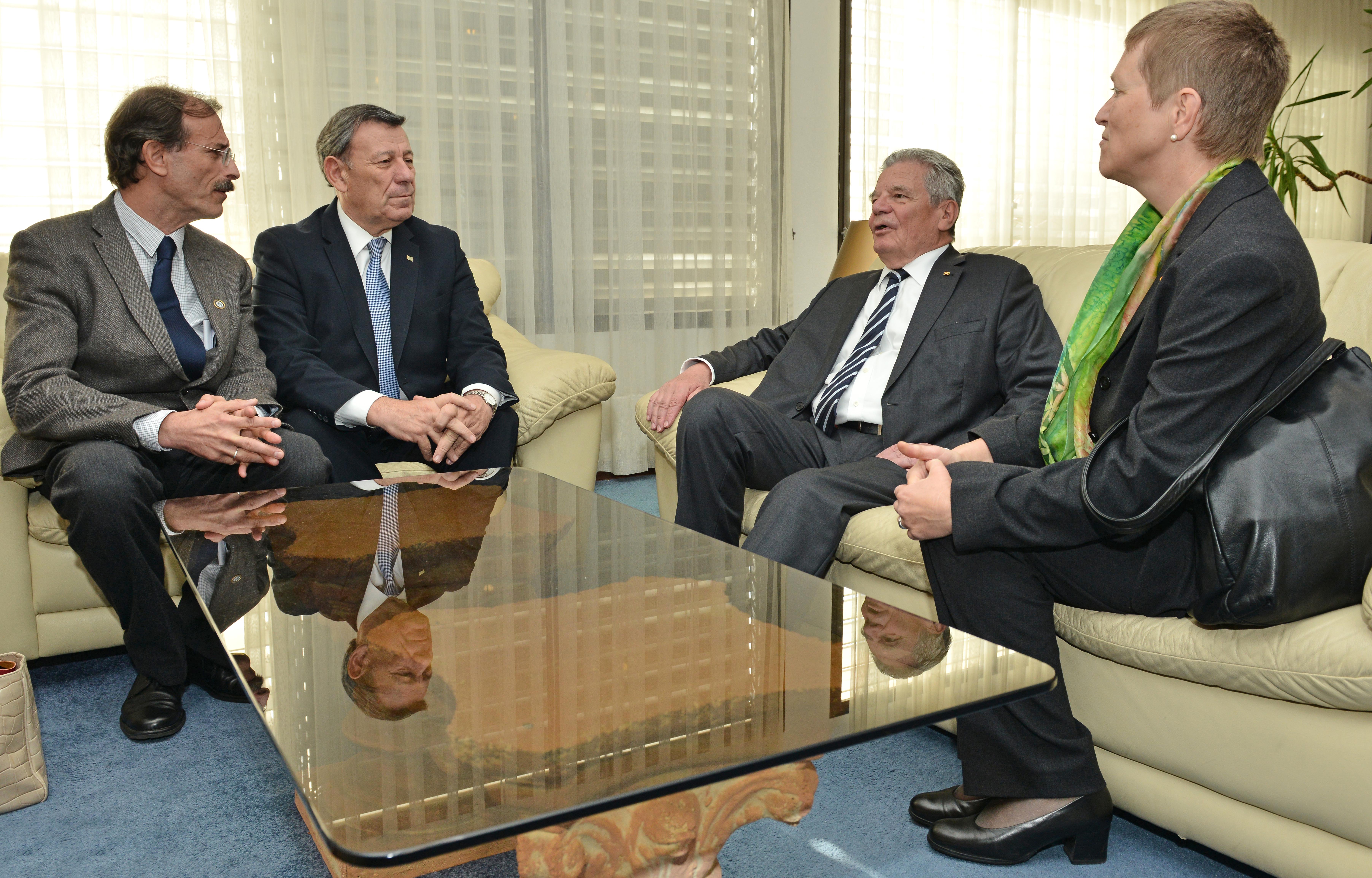Breve reunión entre el Presidente, Ministro y sus esposas en la sala vip de la Base Aérea N°1 Gral. Cesáreo Berisso.