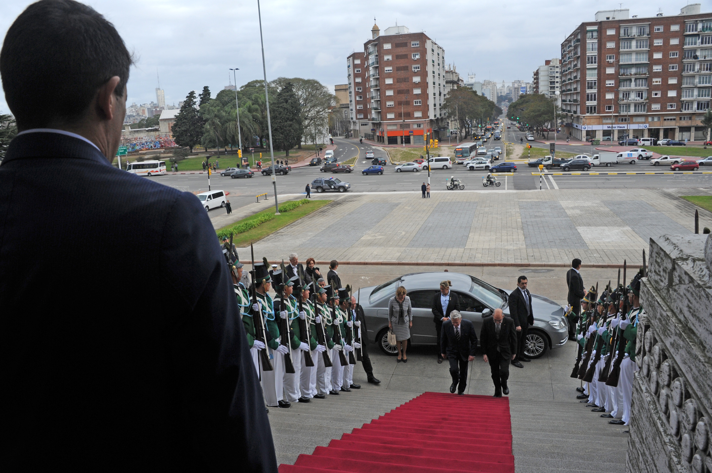 Vicepresidente Raúl Sendic aguarda la entrada del Presidente alemán, Joachim Gauck, al Palacio Legislativo