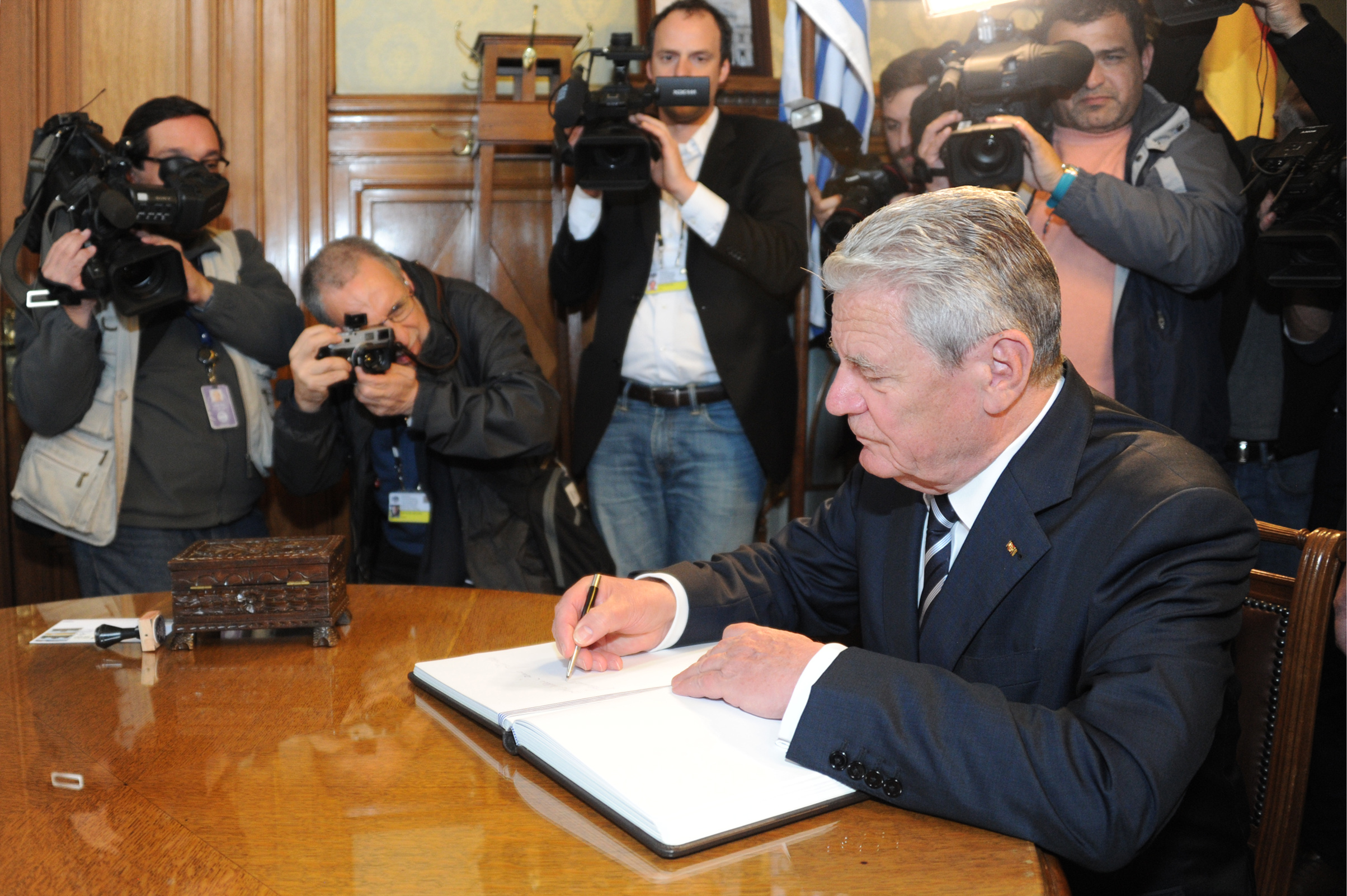 Presidente alemán, Joachim Gauck, firmando el libro de honor de visitantes