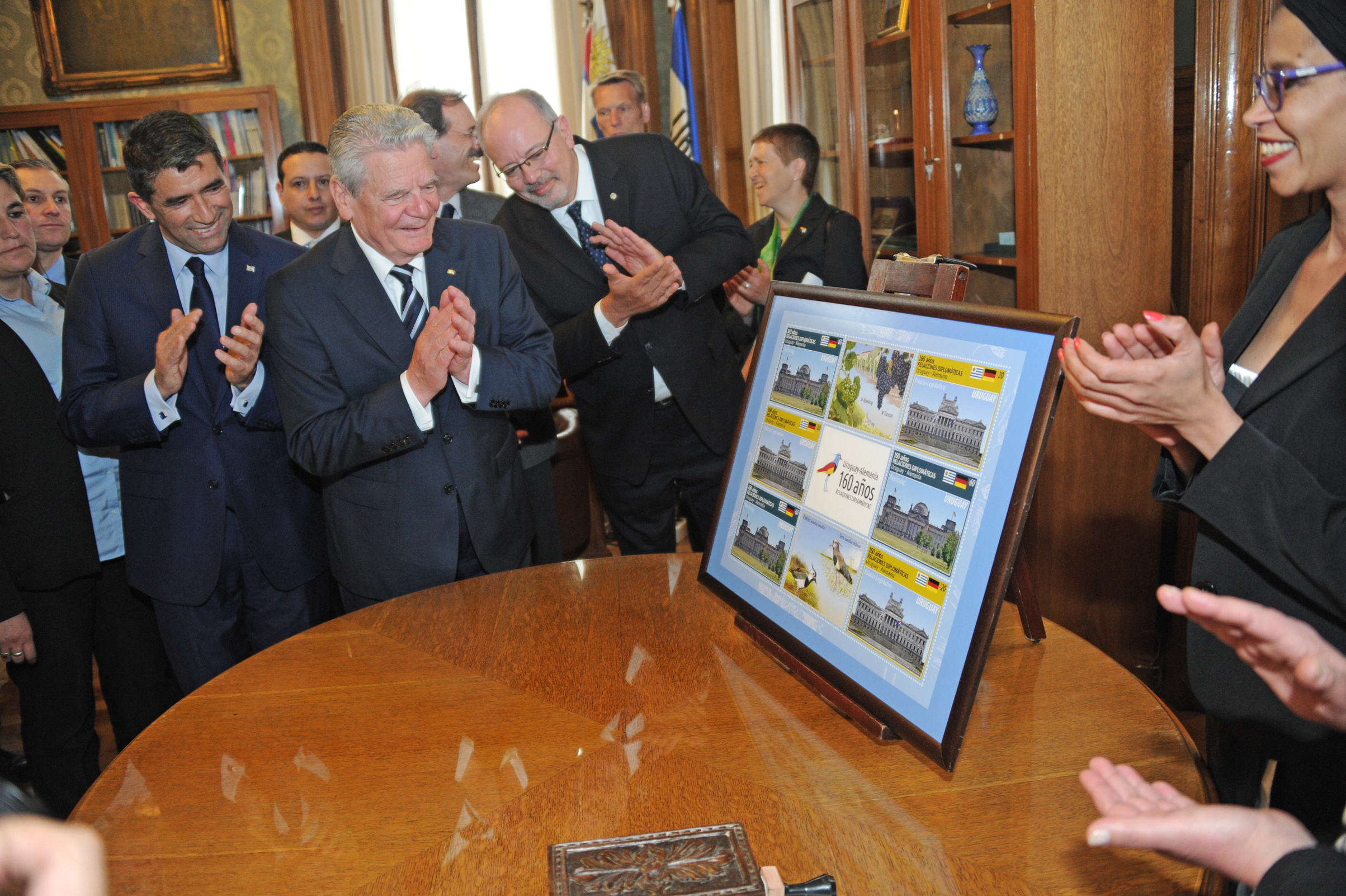 Vicepresidente Raúl Sendic y Presidente alemán, Joachim Gauck, durante la presentación del sello conmemorativo