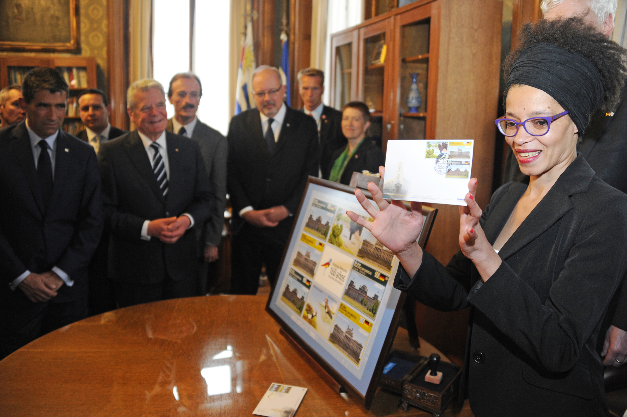 Presidenta del Correo, María Solange Moreira, muestra los diseños de los sellos conmemorativos