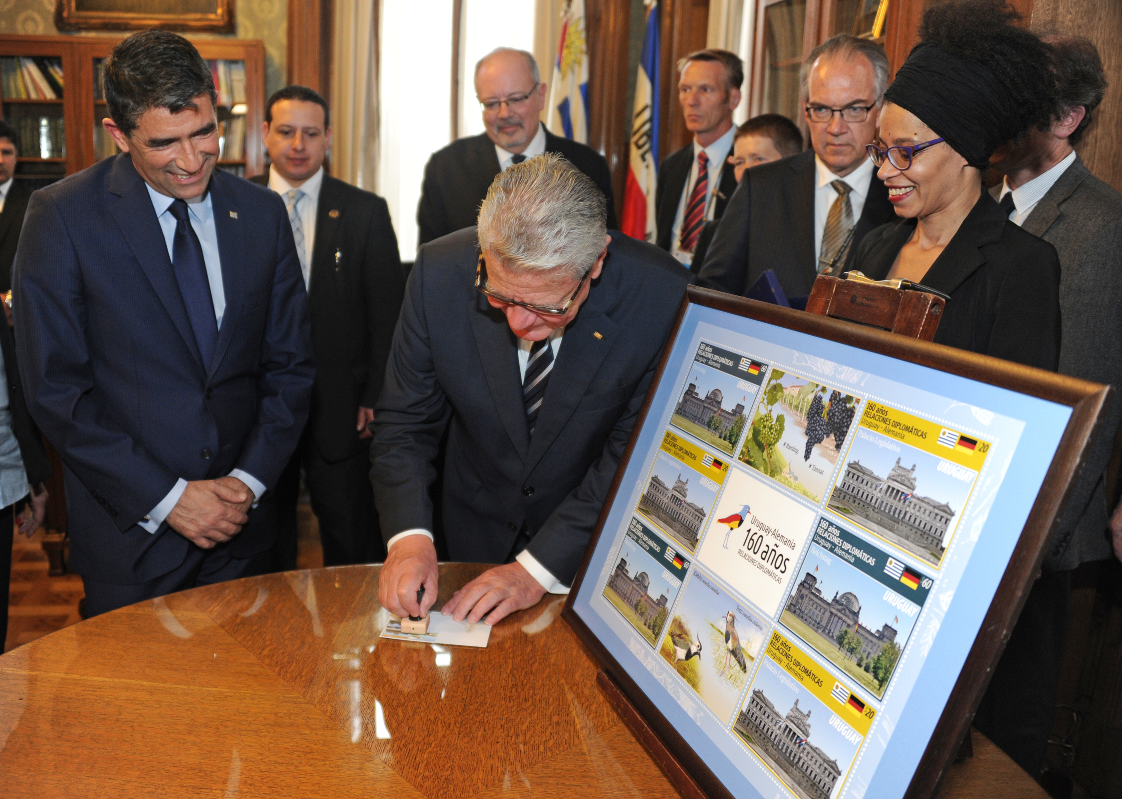 Presidente alemán, Joachim Gauck, durante la colocación del matasello
