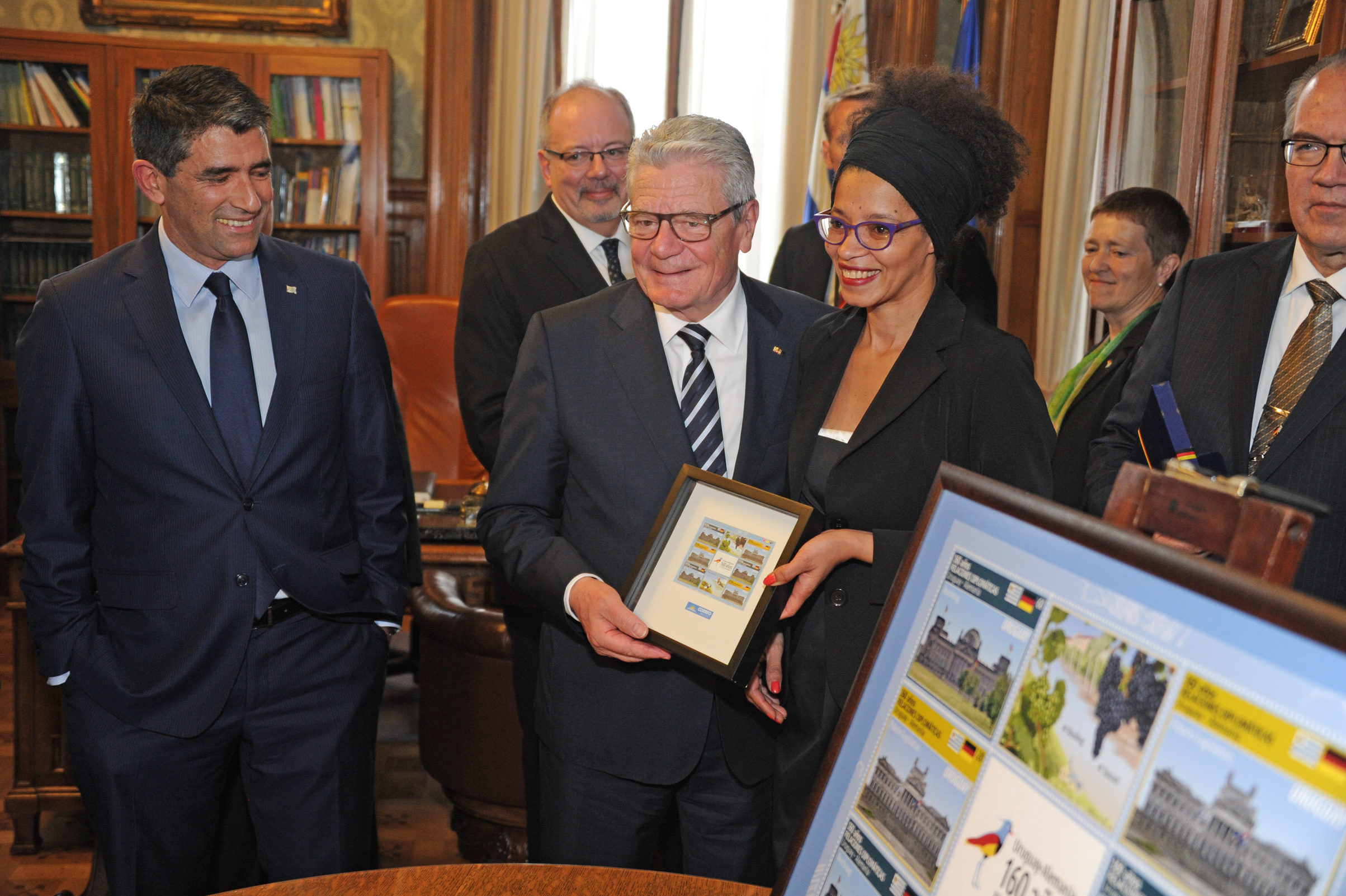 Presidente alemán, Joachim Gauck junto a María Solange Moreira, presidenta del Correo