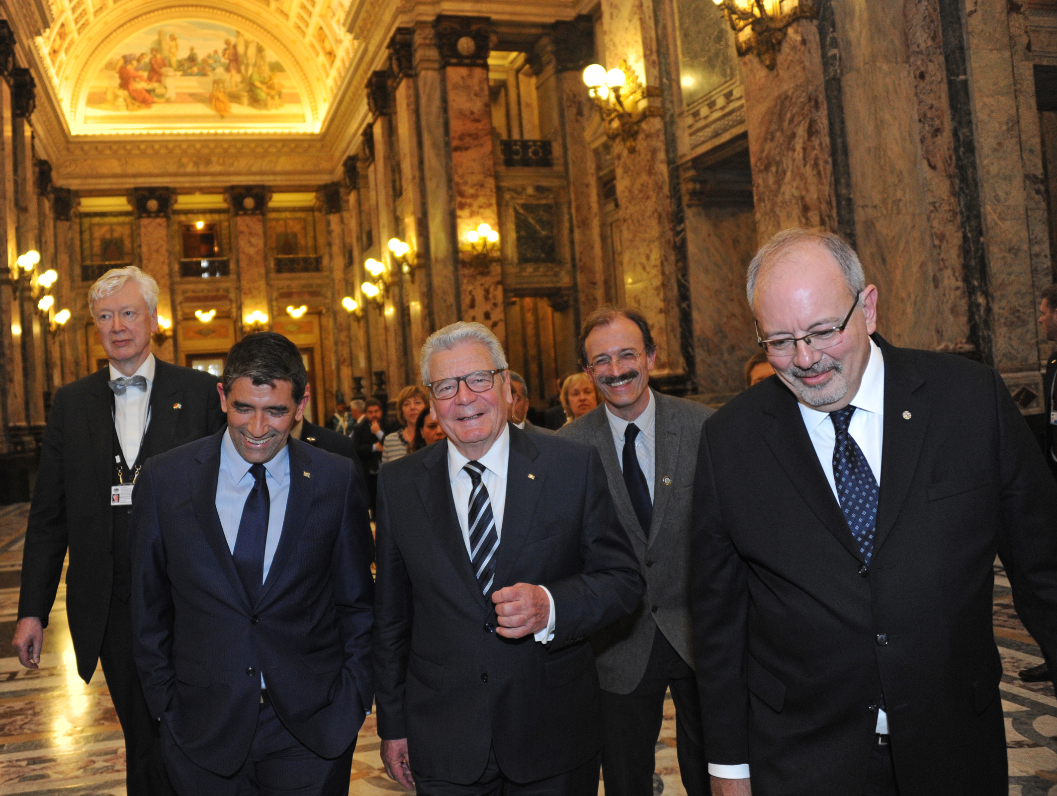 Vicepresidente Raúl Sendic y Presidente alemán, Joachim Gauck, durante la recorrida por el Palacio Legislativo