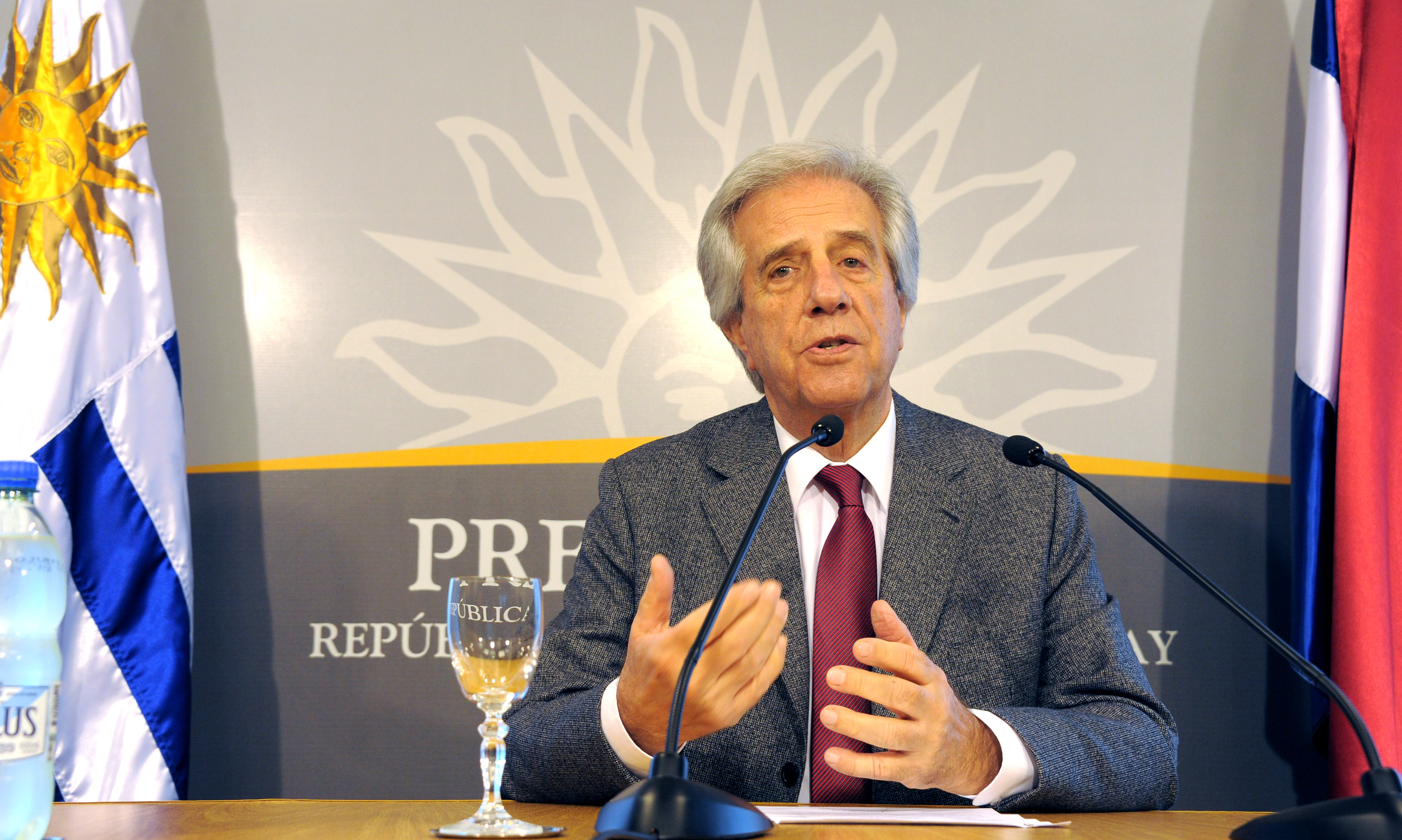 Conferencia de prensa brindada por Tabaré Vázquez sobre construcción de nueva planta de celulosa