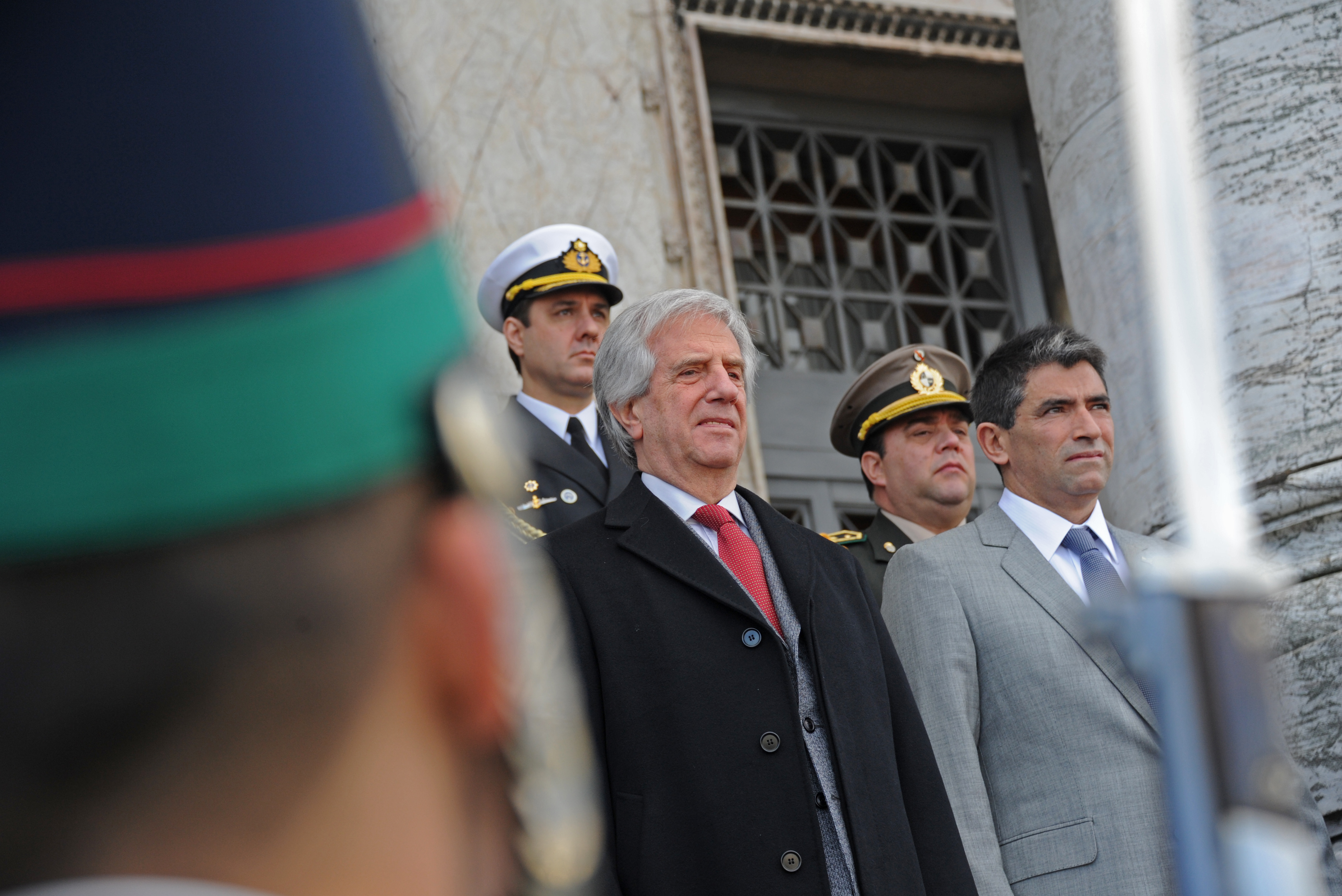 Presidente Tabaré Vázquez junto a Vicepresidente Raúl Sendic, durante la salida del Palacio Legislativo