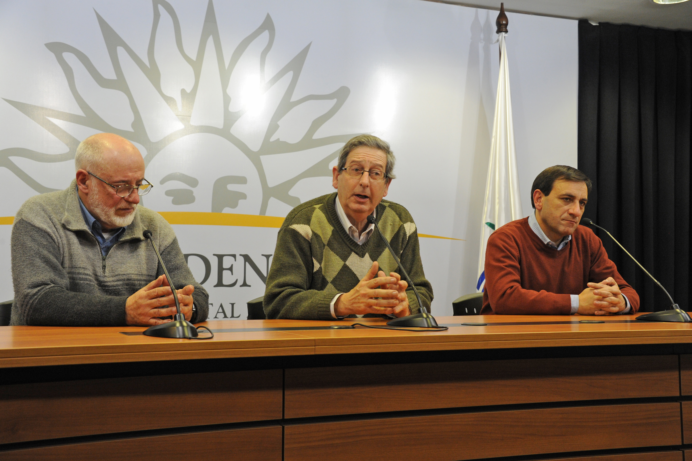 Enrique Rubio, haciendo uso de la palabra, junto a Gonzalo Abella y Gustavo López, en representación de Unidad Popular
