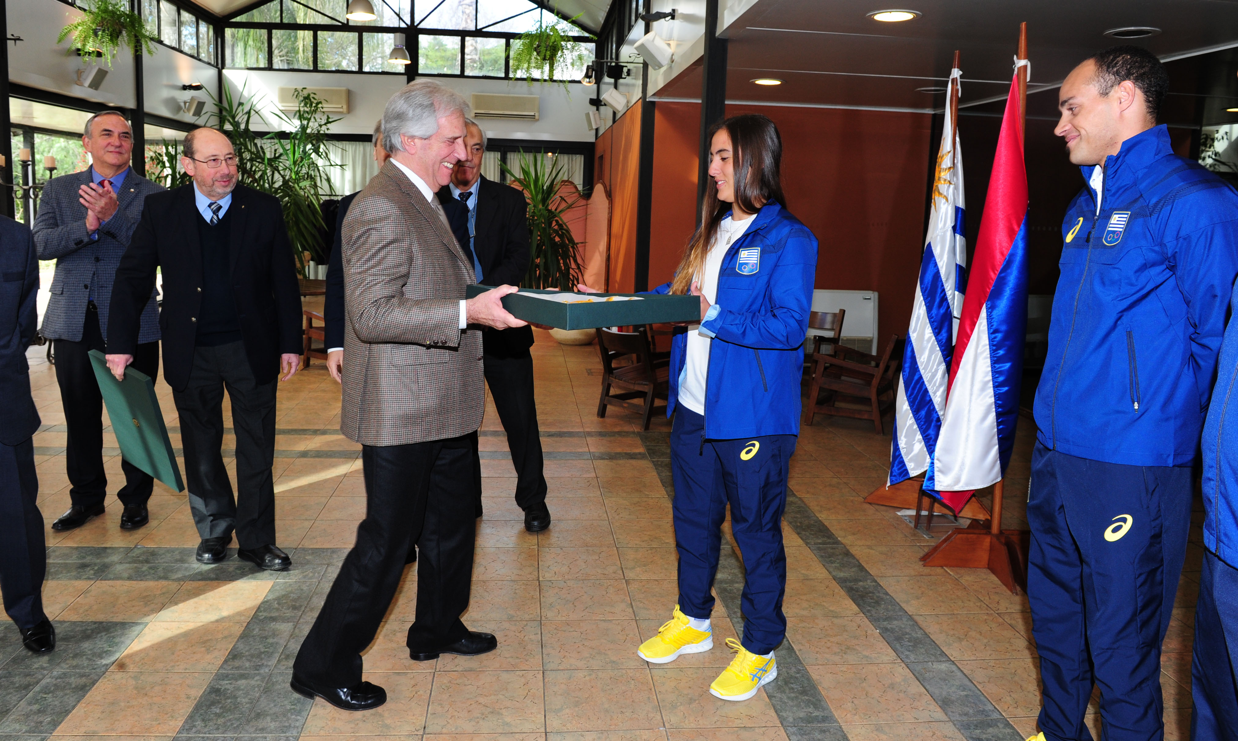 Presidente Vázquez entrega el Pabellón Nacional a Dolores Moreira