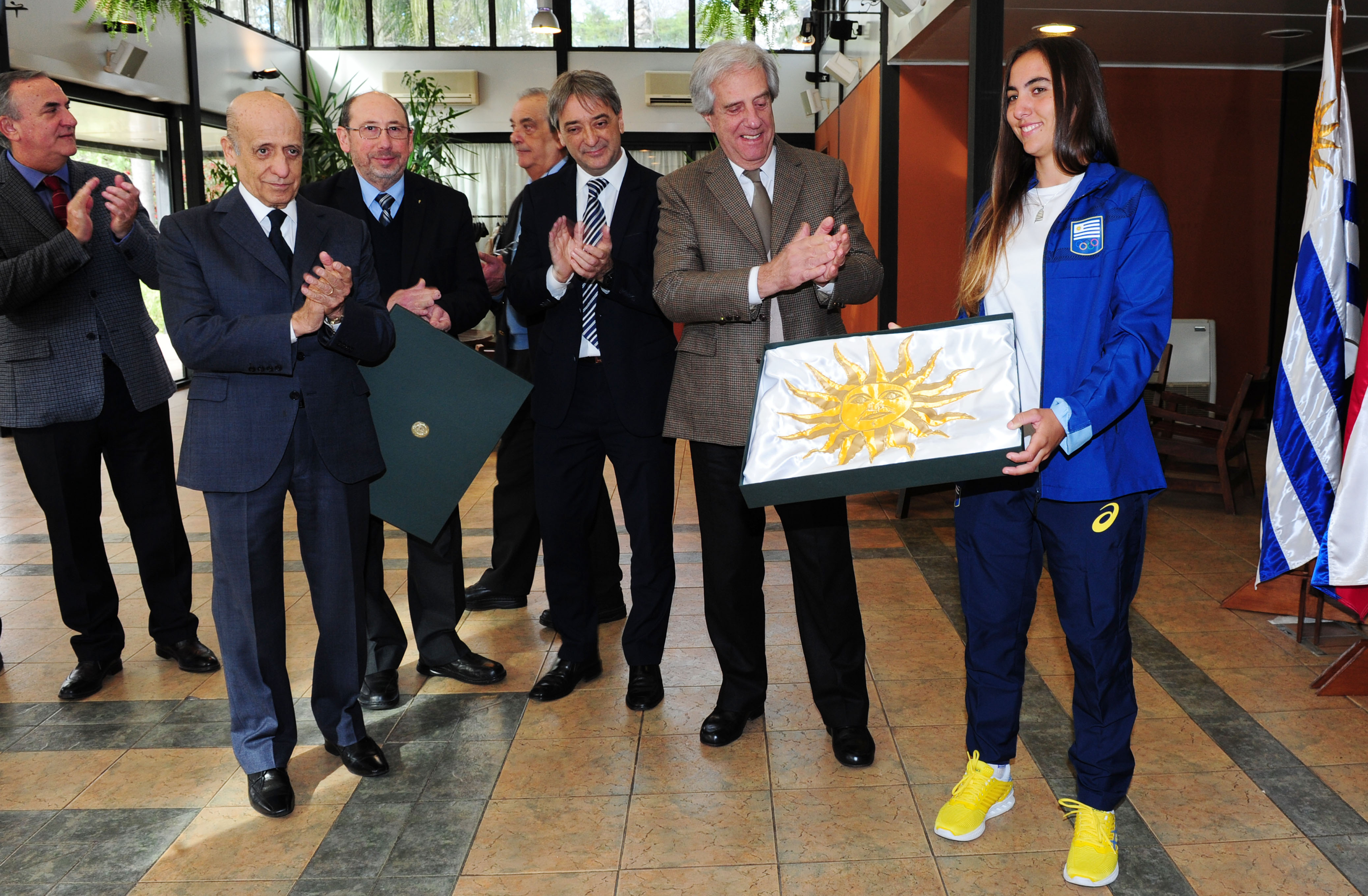 Presidente Vázquez entrega el Pabellón Nacional a Dolores Moreira junto a autoridades del Comité Olímpico Uruguayo y de la Secretaría de Deportes