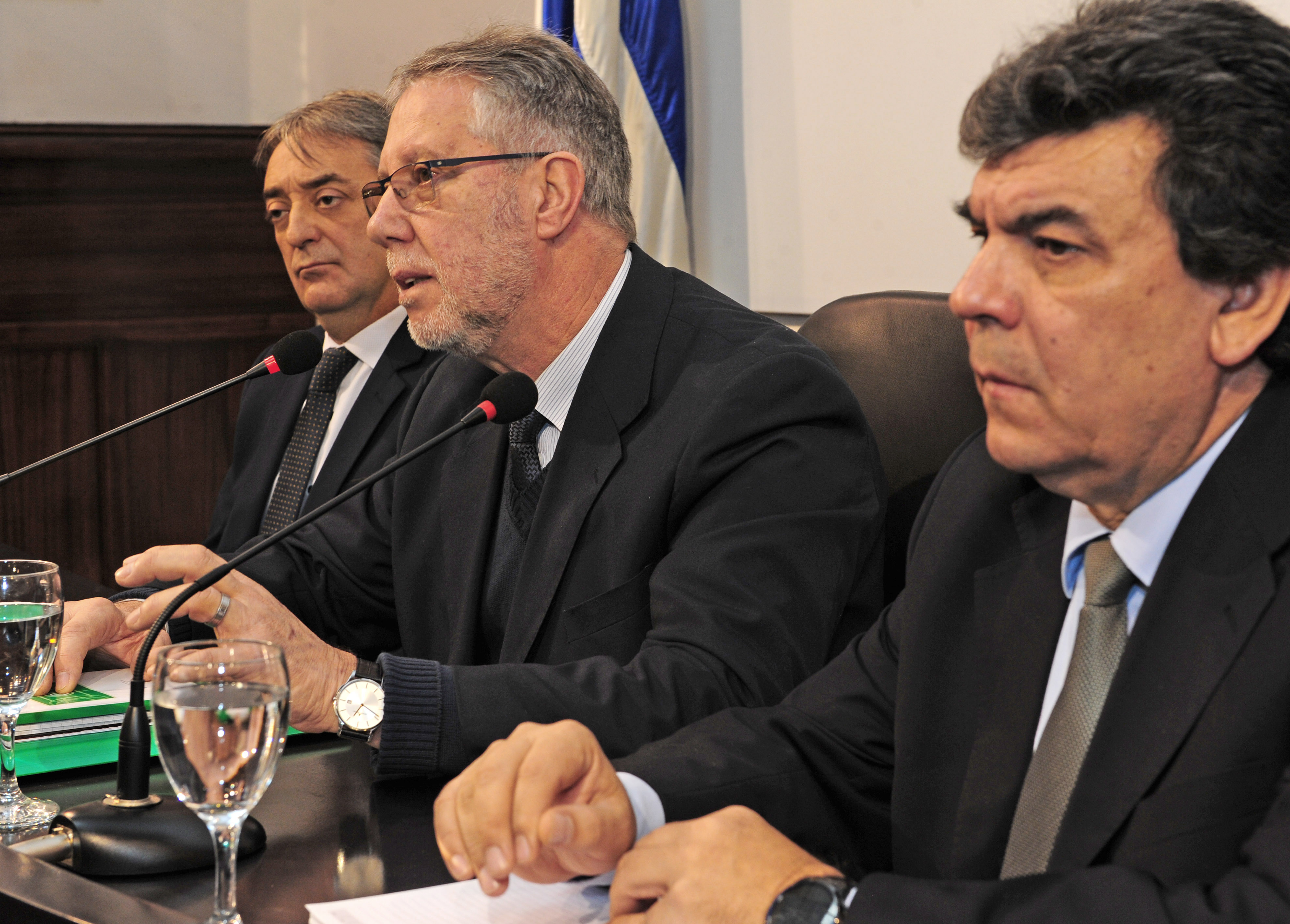 Fernando Cáceres, Jorge Vázquez y Mario Layera en conferencia de prensa