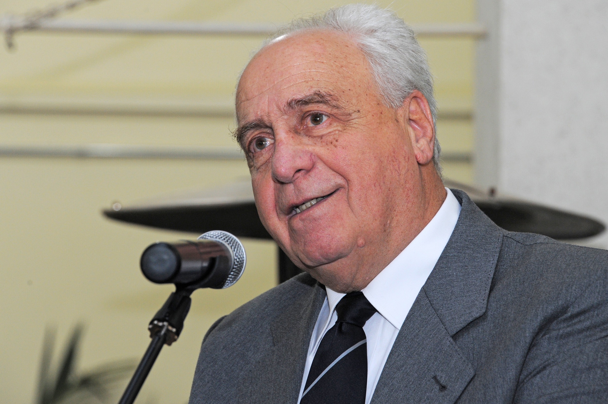Ministro de Transporte y Obras Públicas, Víctor Rossi, haciendo uso de la palabra