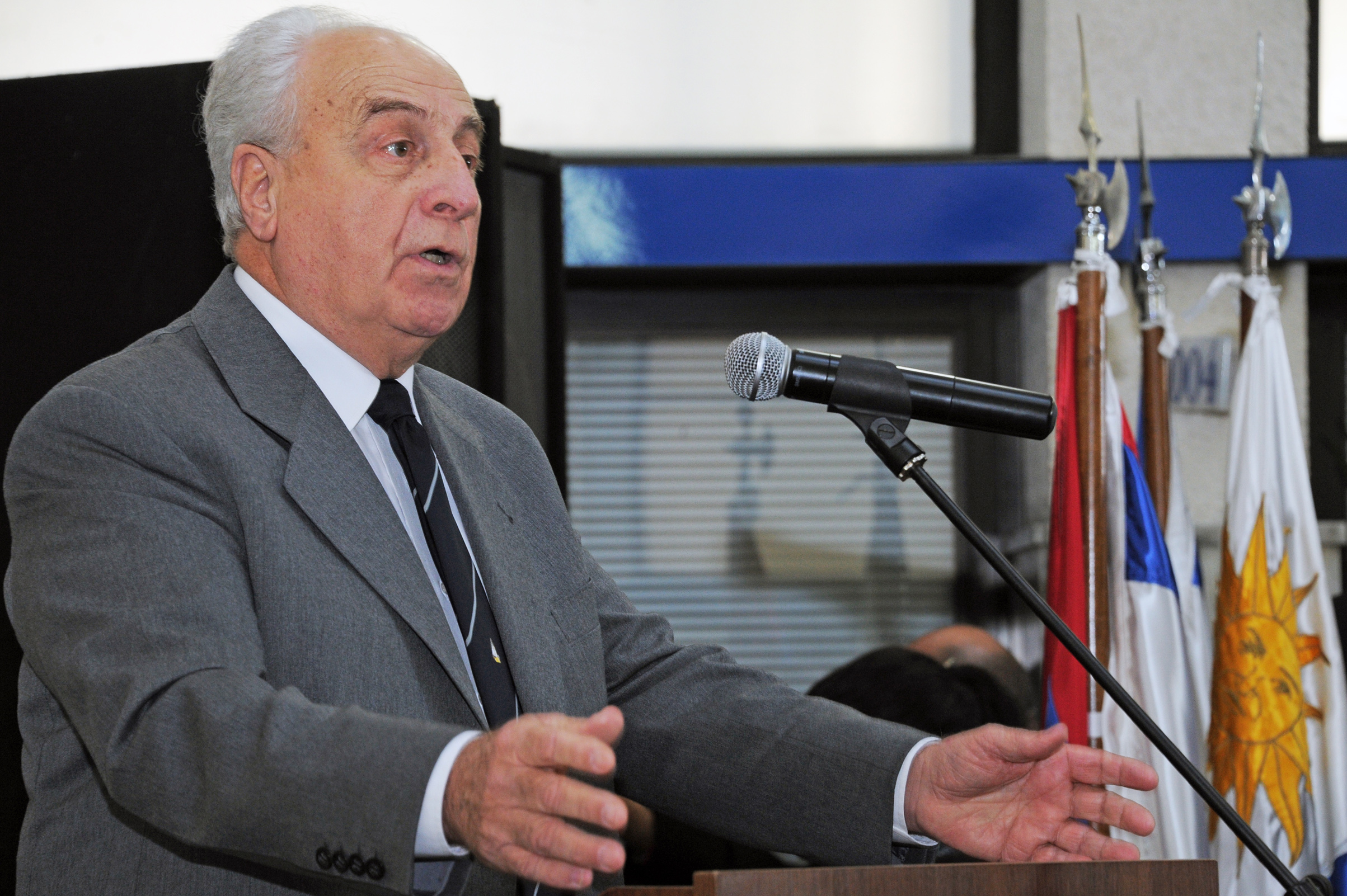 Ministro de Transporte y Obras Públicas, Víctor Rossi, haciendo uso de la palabra
