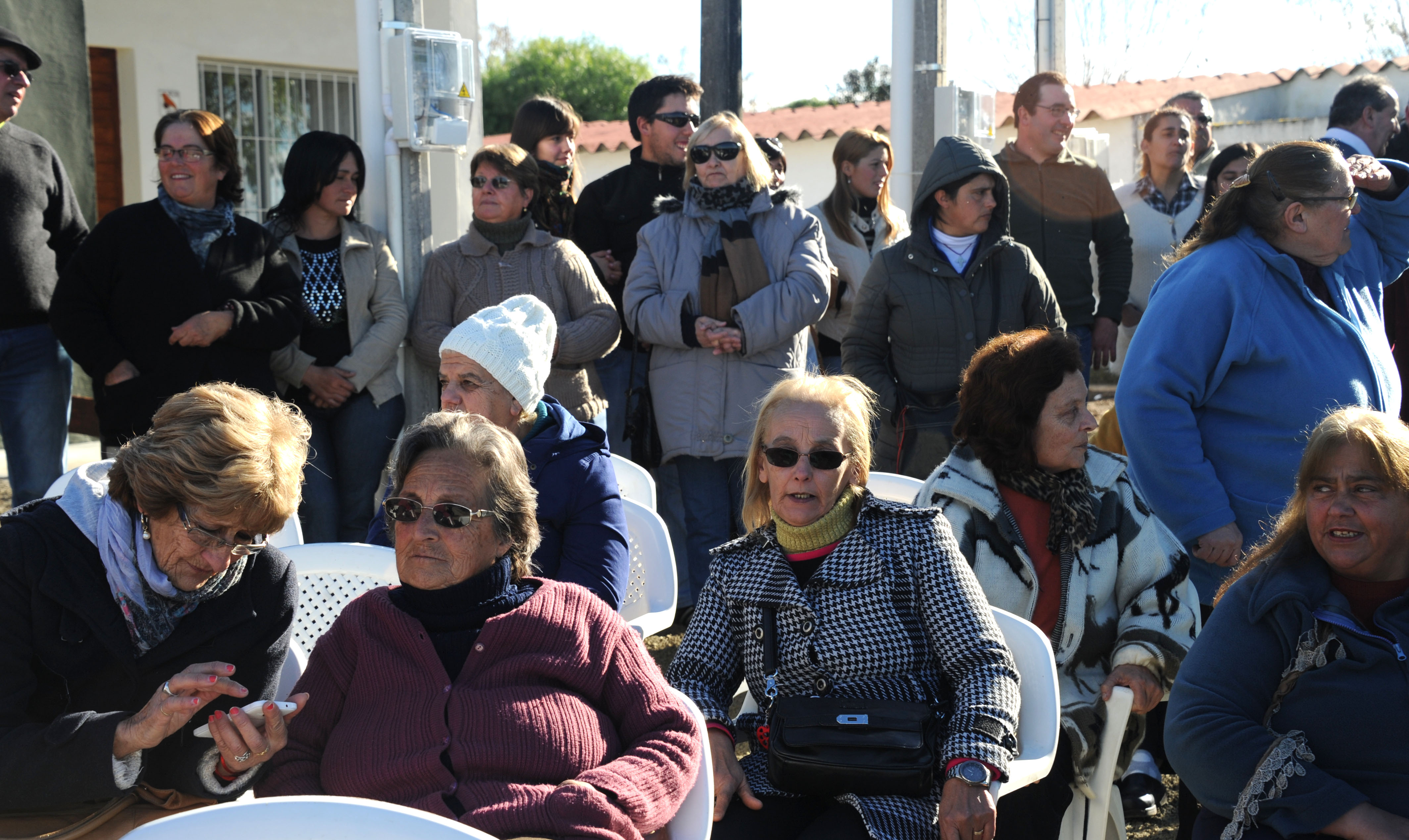 Asistentes a la entrega de viviendas