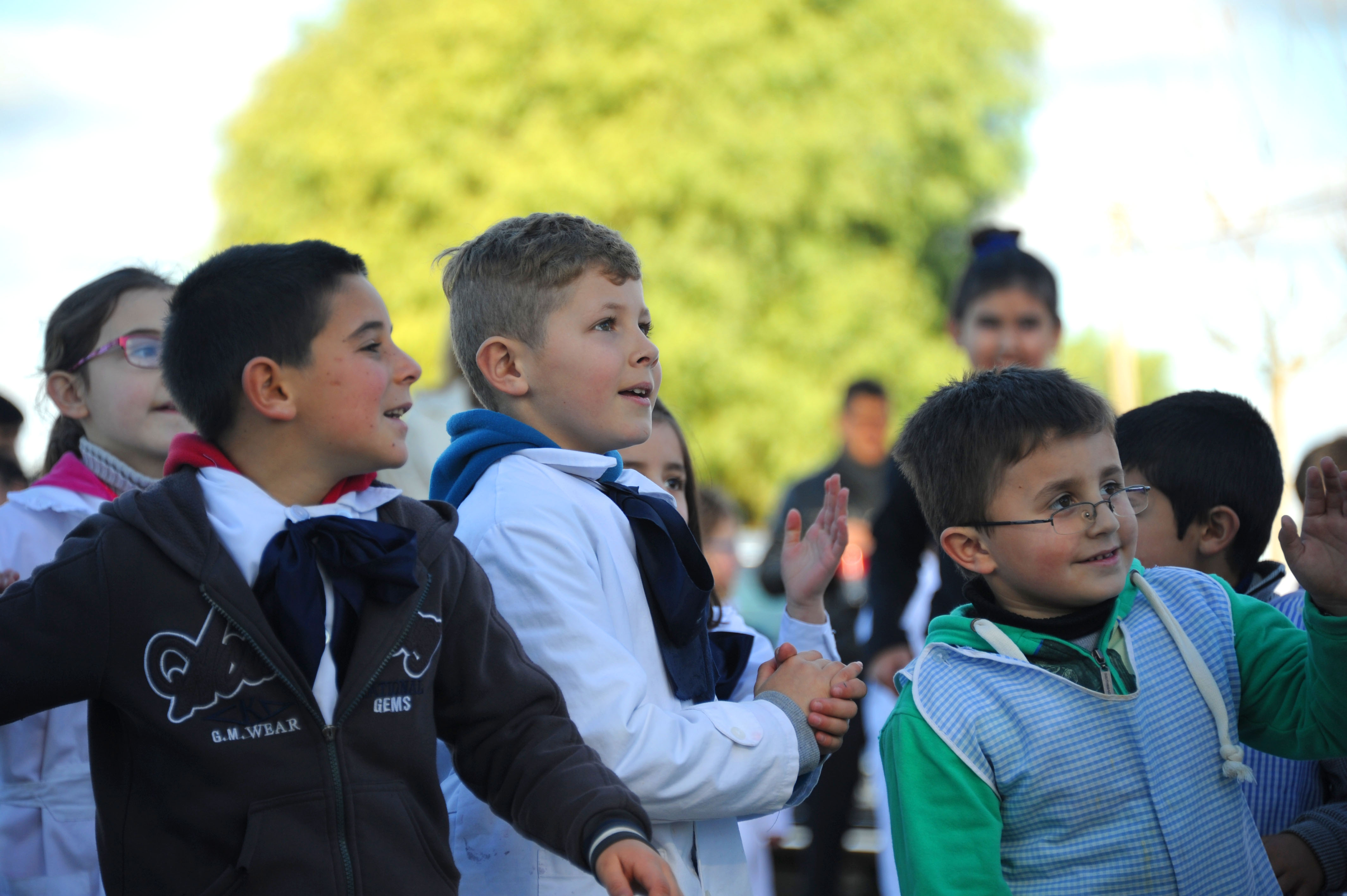 Escolares presentes en el acto de entrega de viviendas