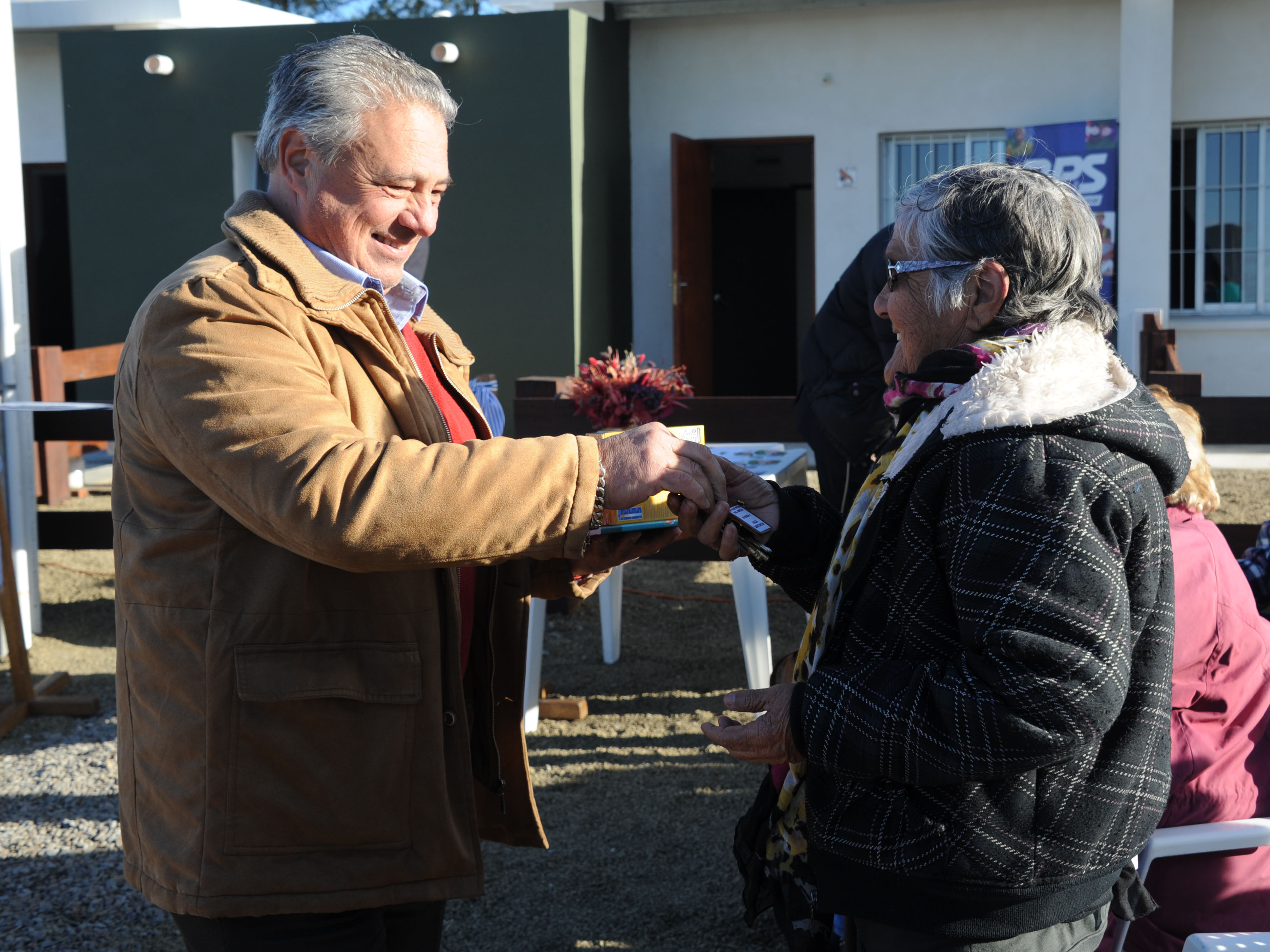 Entrega de llaves a adjudicatarios