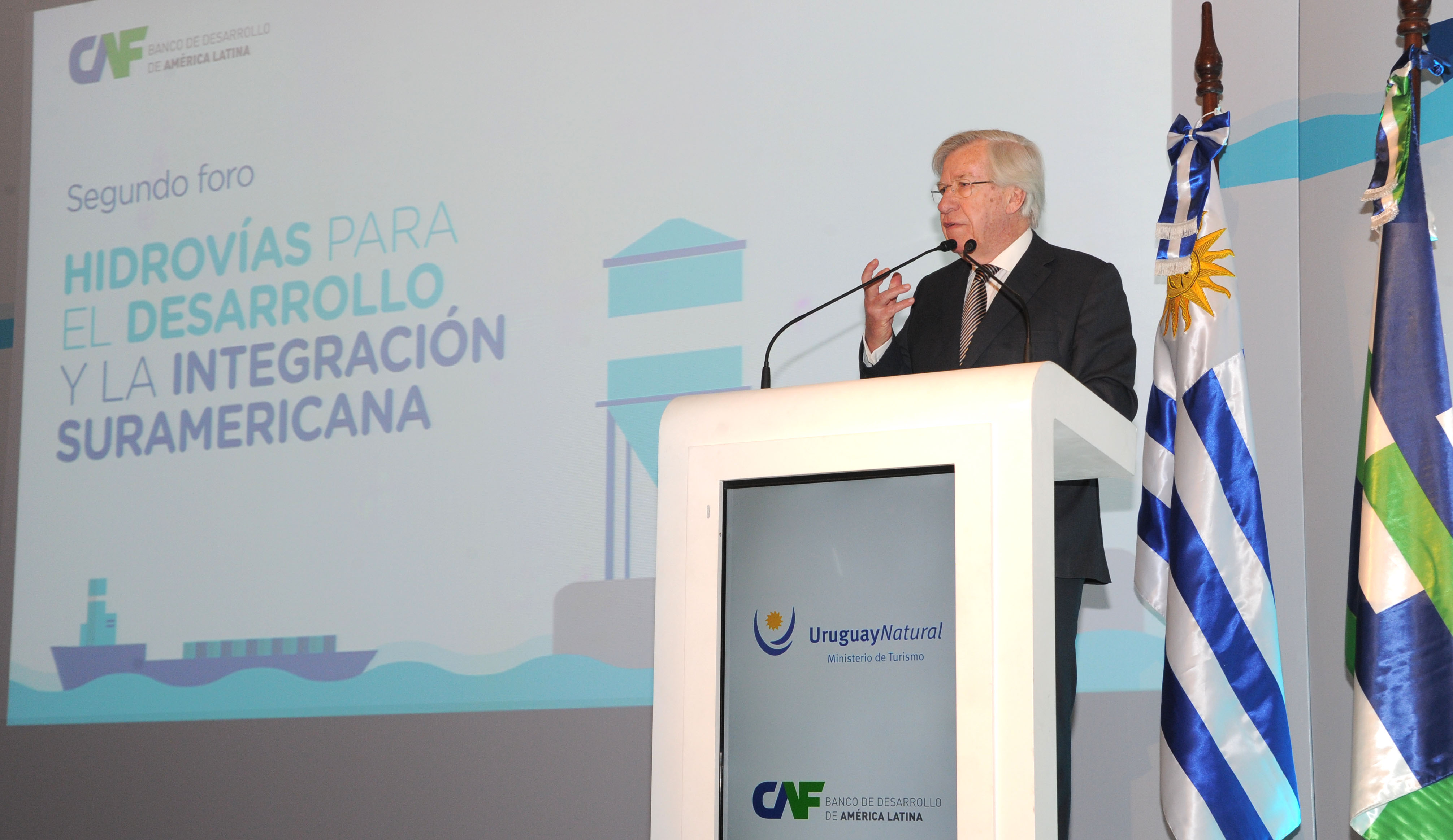 Ministro de Economía, Danilo Astori, se dirige a los presentes
