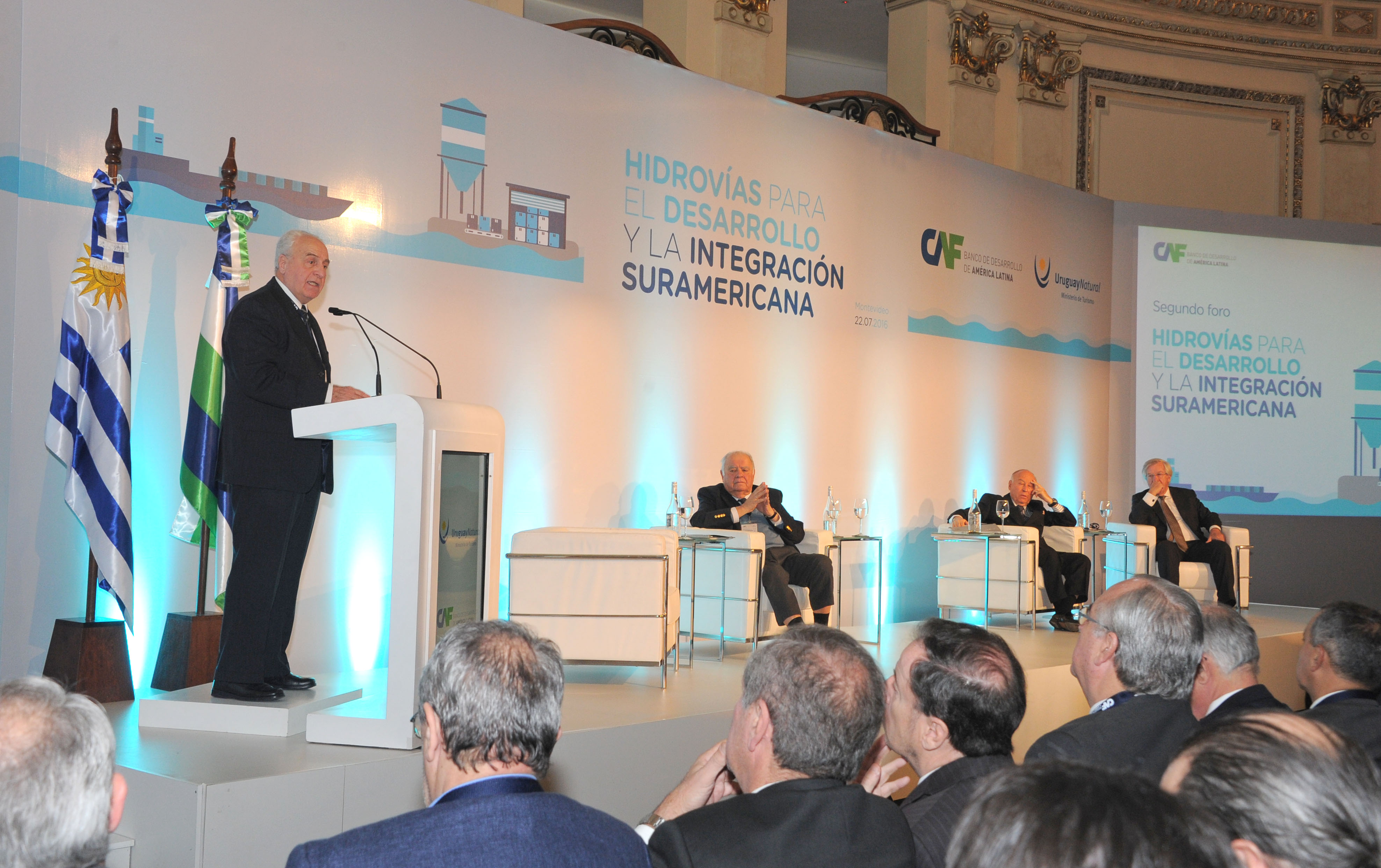 Ministro de Transporte y Obras Públicas, Víctor Rossi se dirige al público presente
