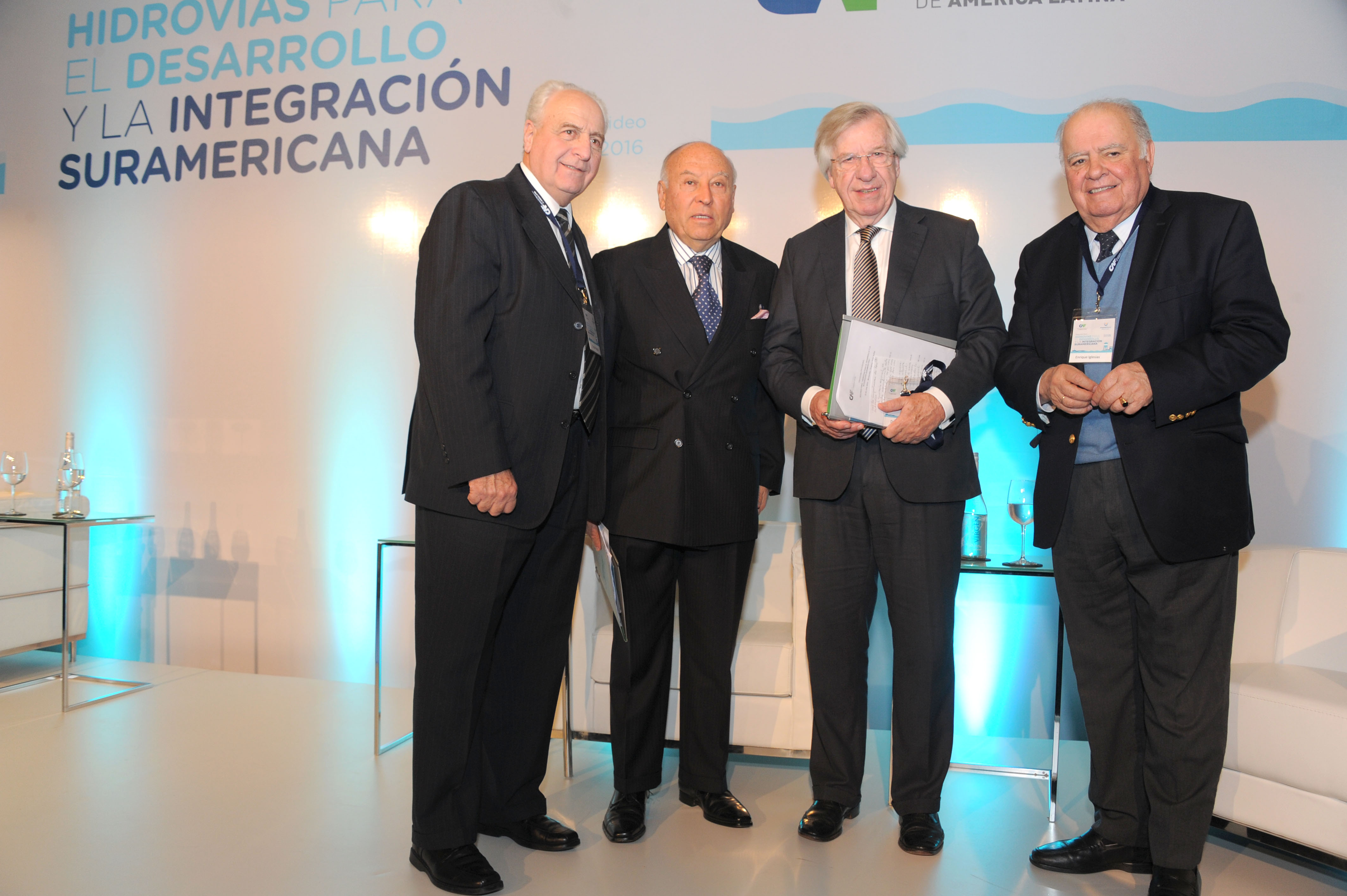 Ministros Víctor Rossi y Danilo Astori junto al presidente ejecutivo de CAF, Enrique García; y el presidente de la Fundación Astur, Enrique Iglesias