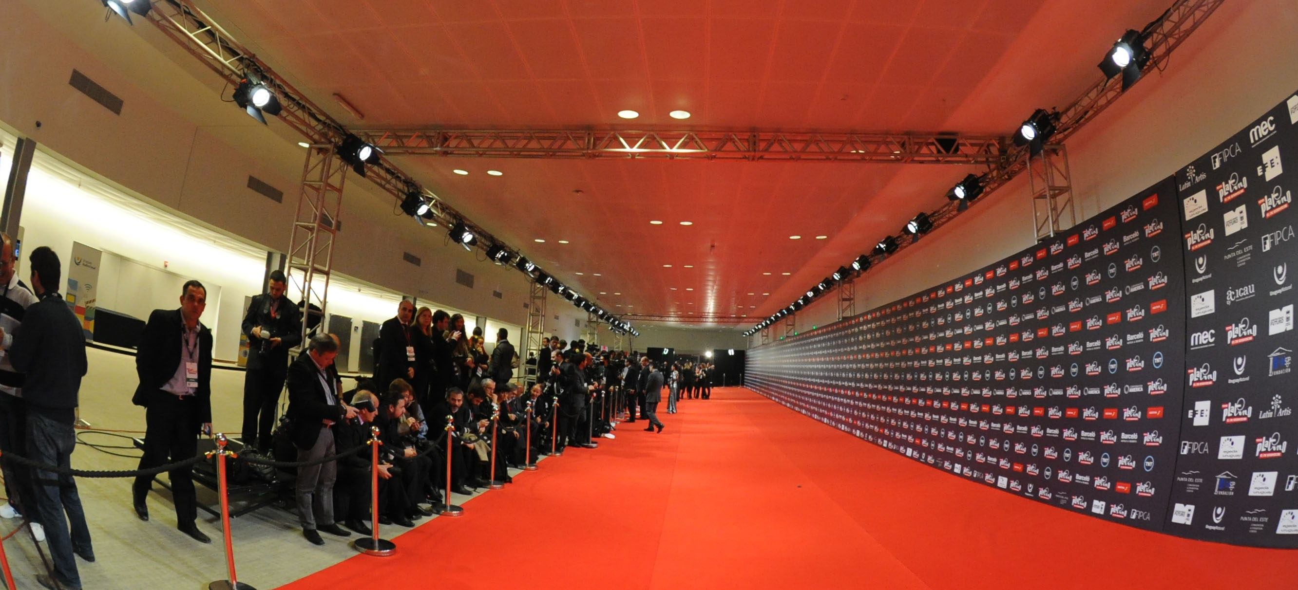 Prensa en la alfombra roja de los Premios Platino