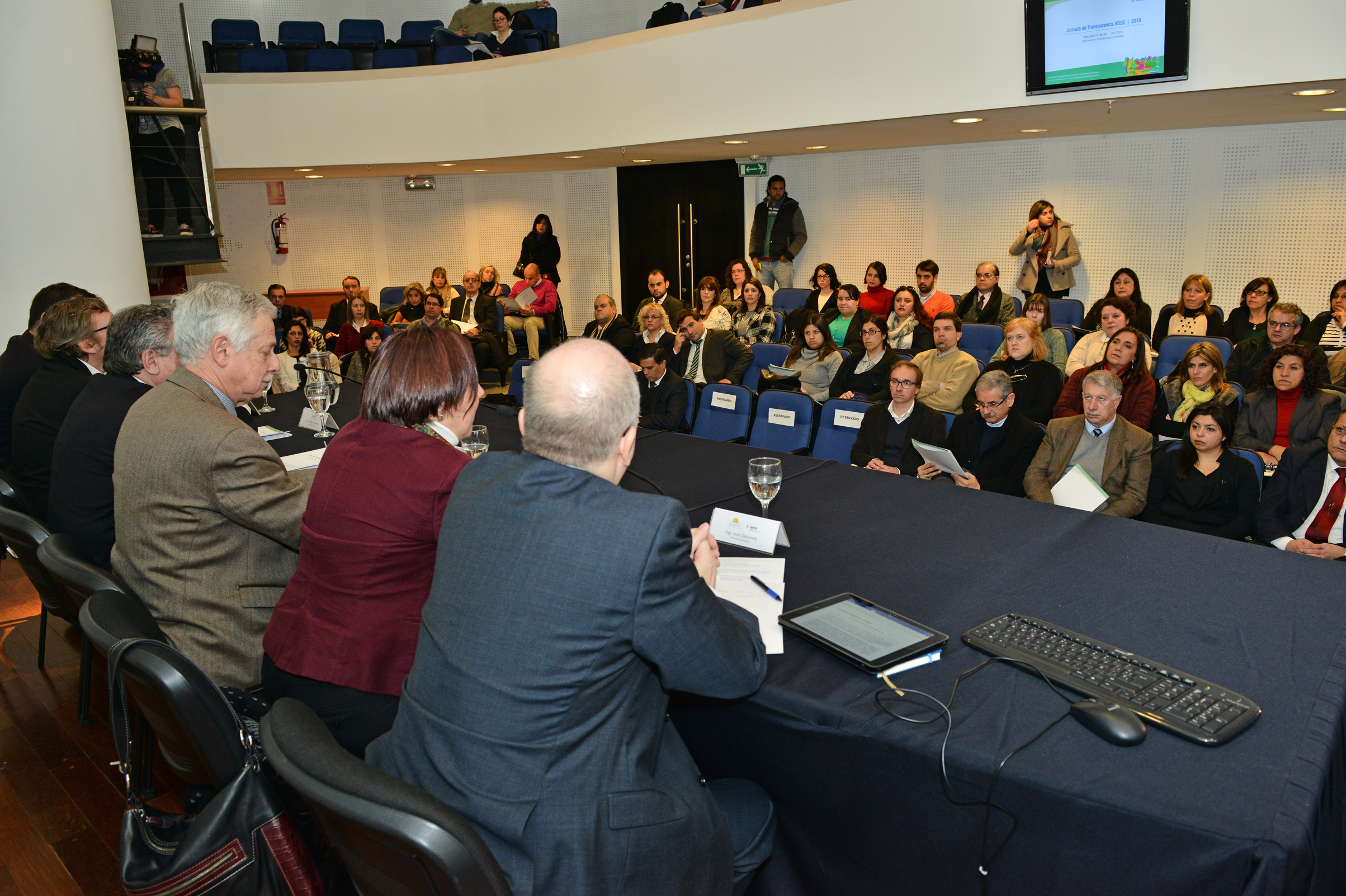 Mesa de autoridades y asistentes al evento