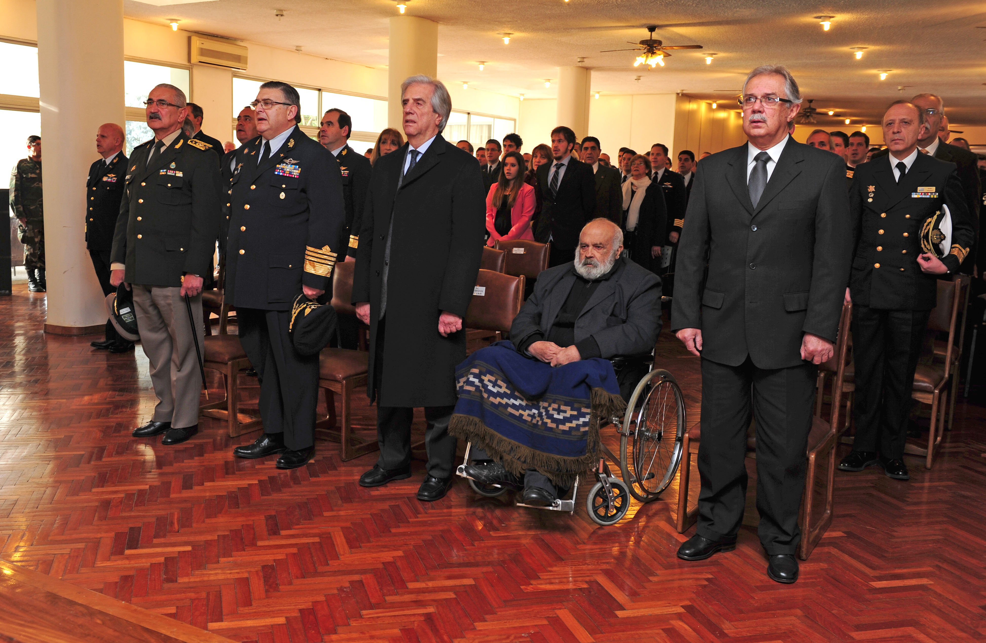 Vázquez junto a autoridades entonan el Himno Nacional