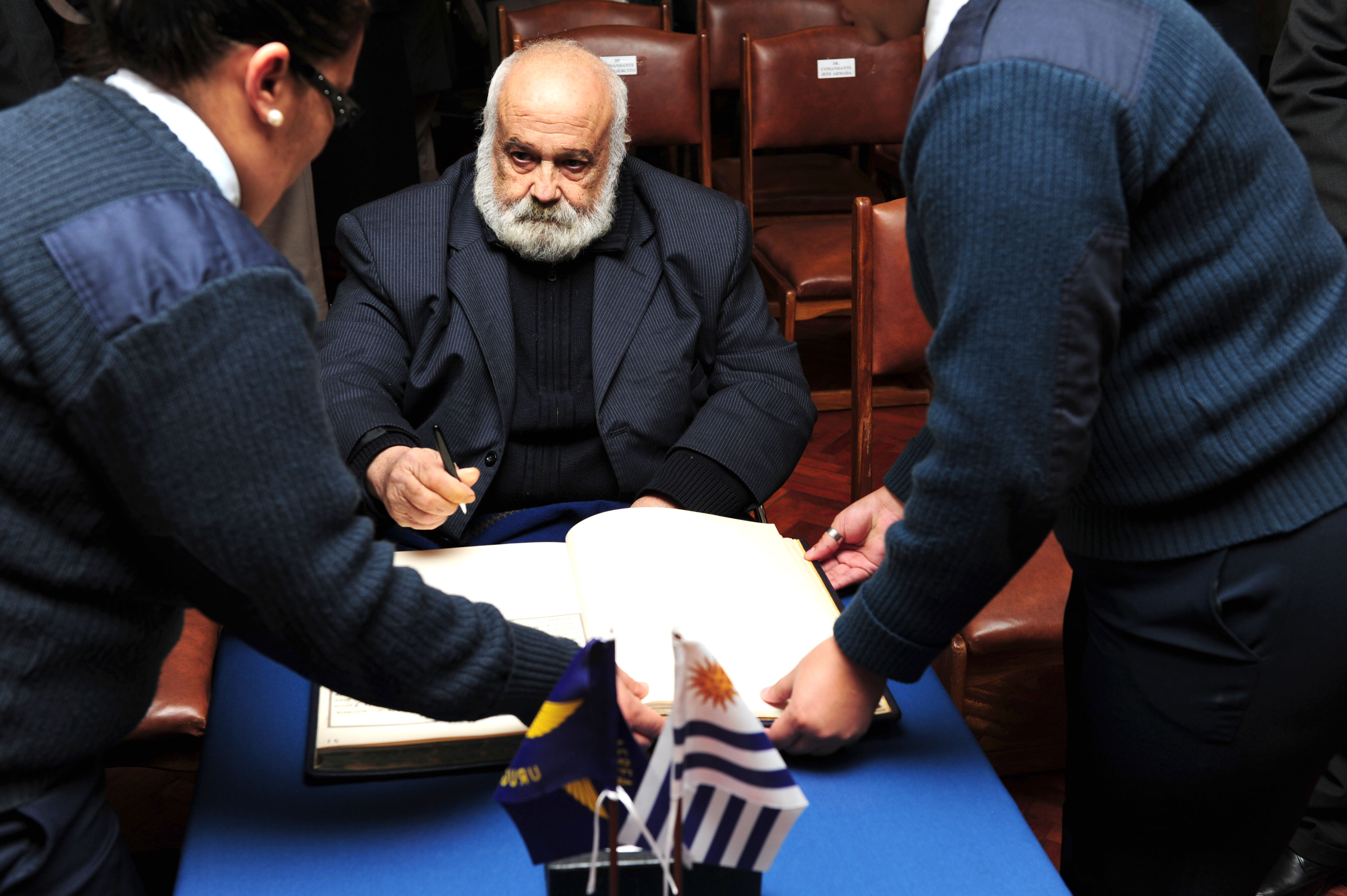 Ministro de Defensa Nacional, Eleuterio Fernández Huidobro firmando el cuaderno de visitas