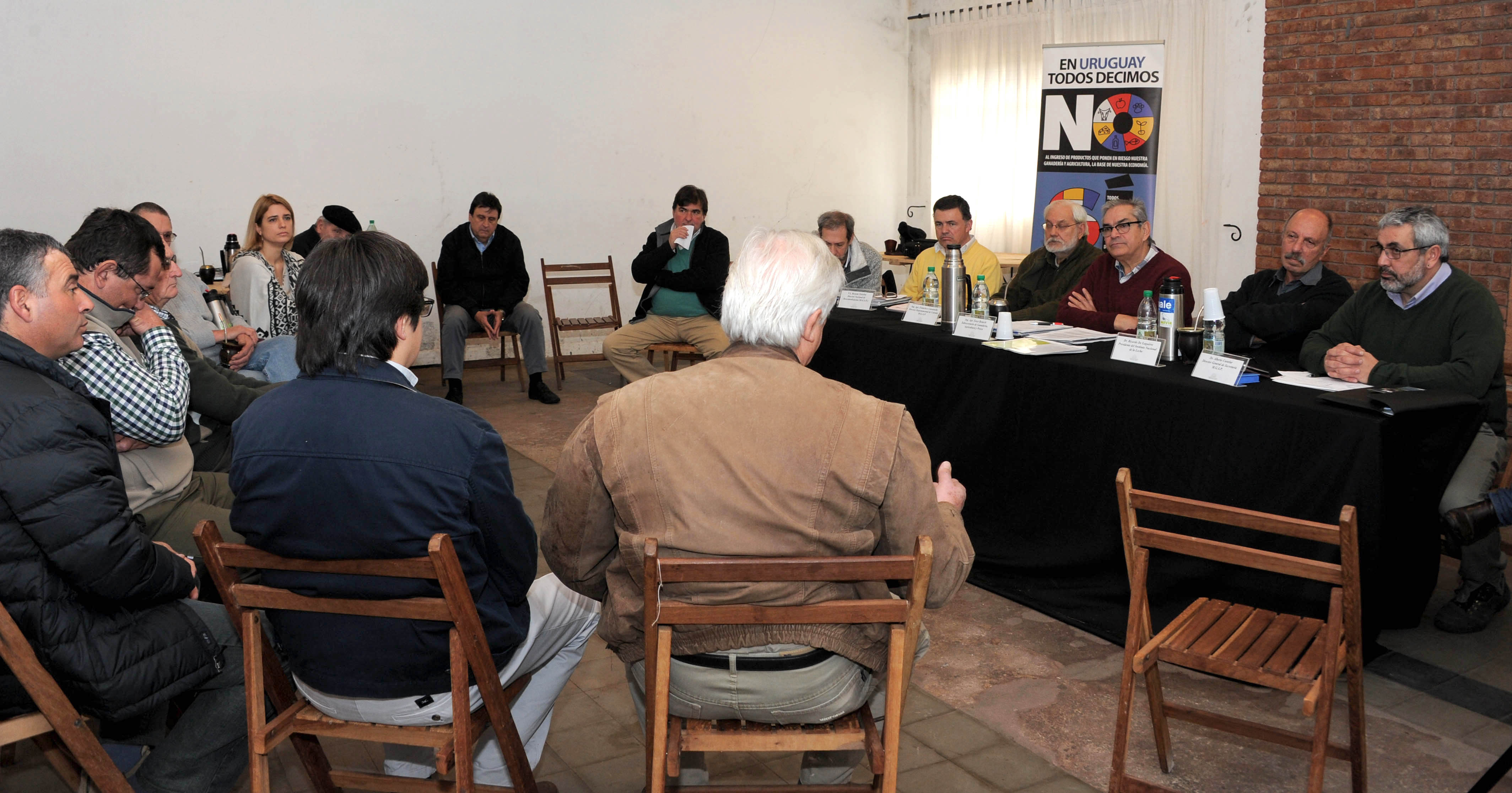 Enzo Benech encabezando las reuniones en la ciudad de Carmelo