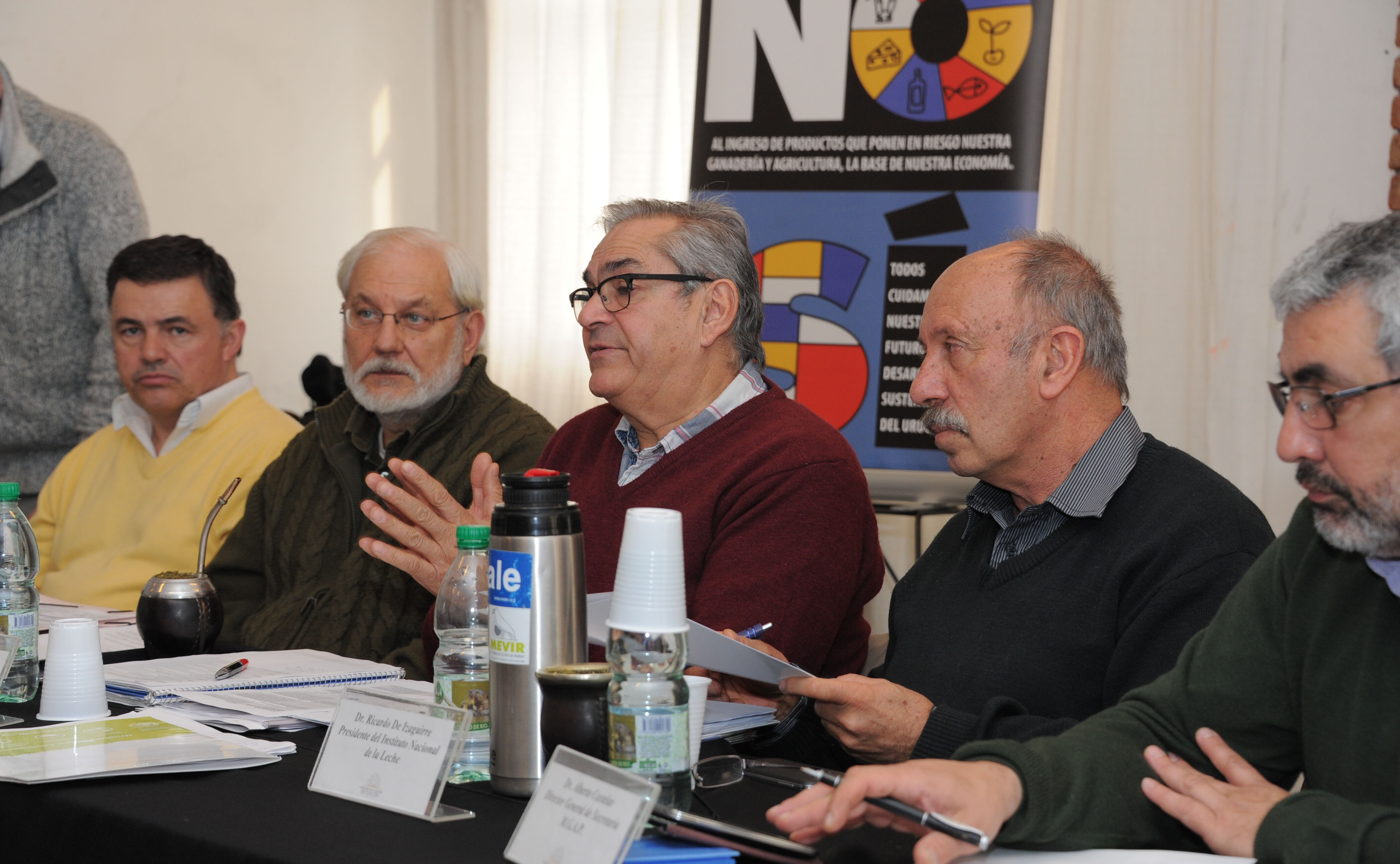 Enzo Benech encabezando las reuniones en la ciudad de Carmelo