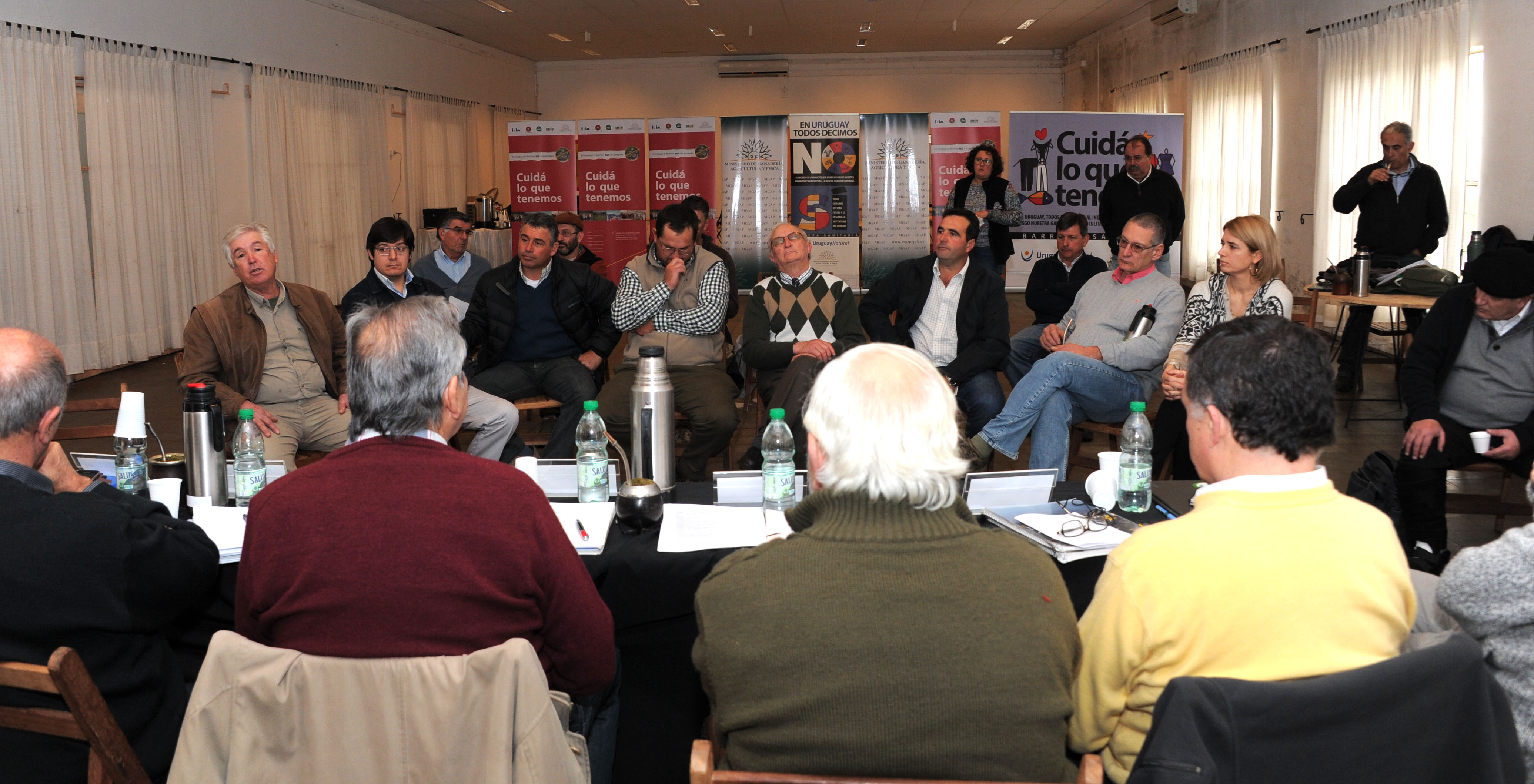 Enzo Benech encabezando las reuniones en la ciudad de Carmelo