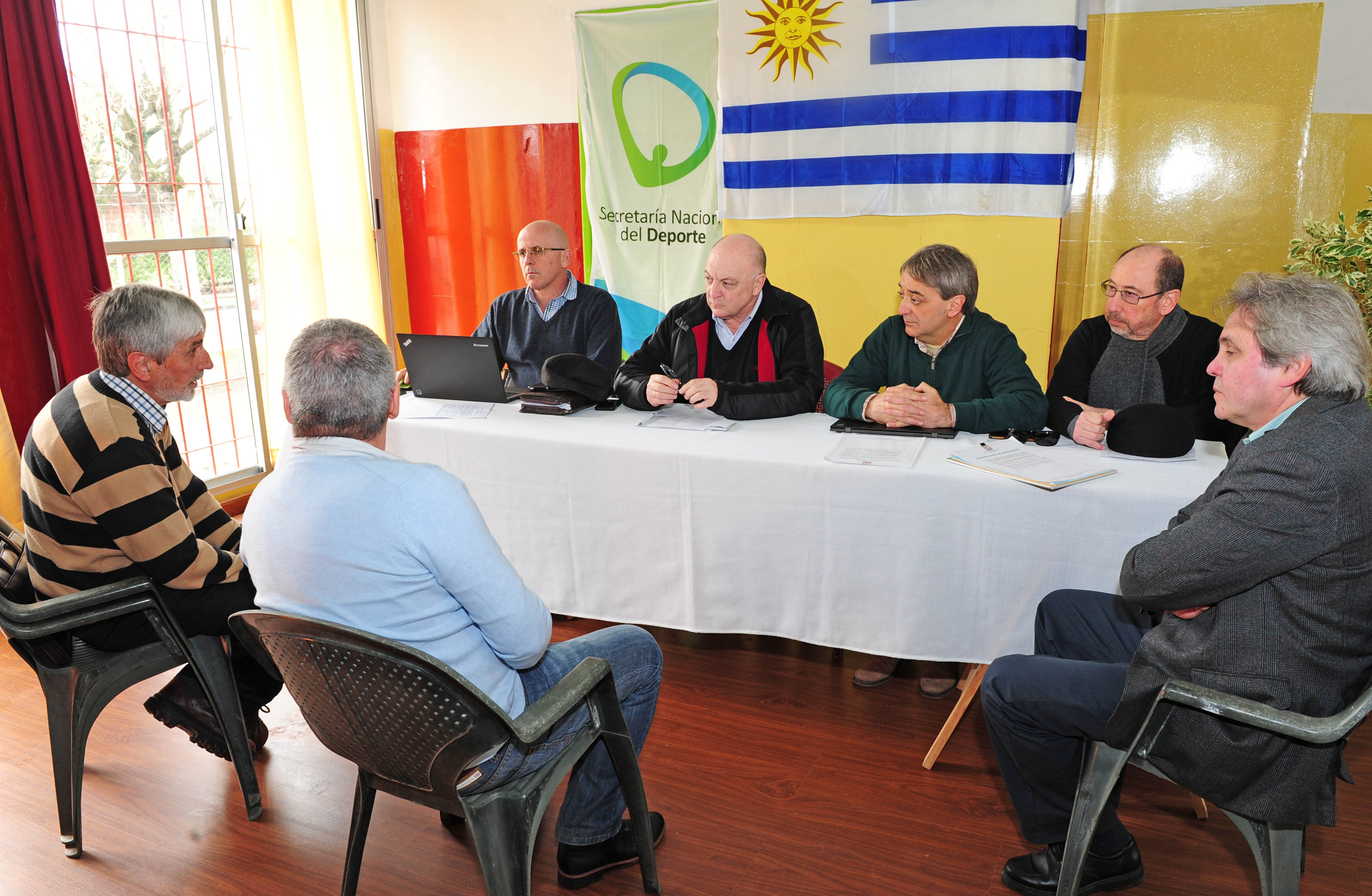 Fernando Cáceres y autoridades dialogan con vecinos de Carmelo