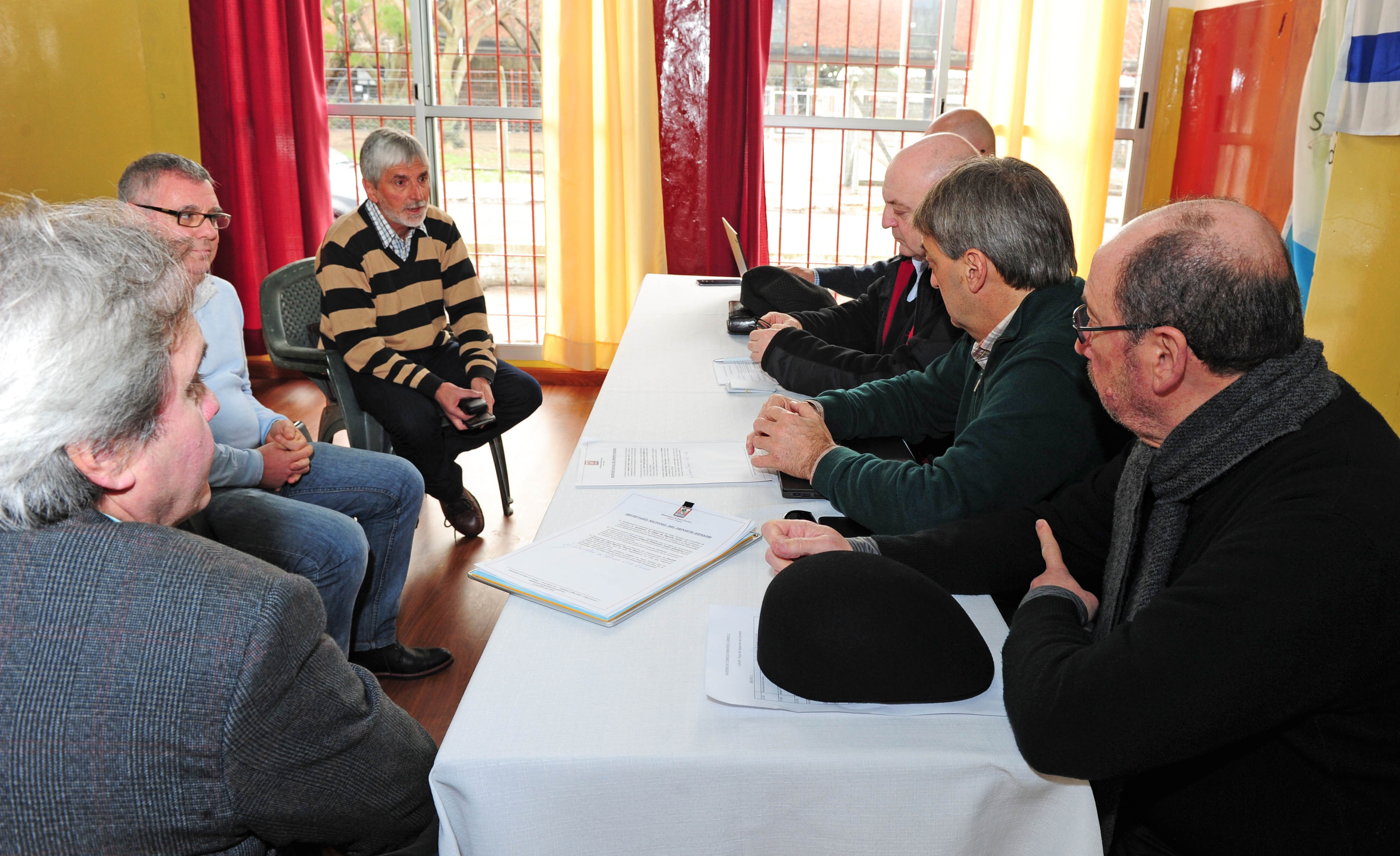Fernando Cáceres y autoridades dialogan con vecinos de Carmelo