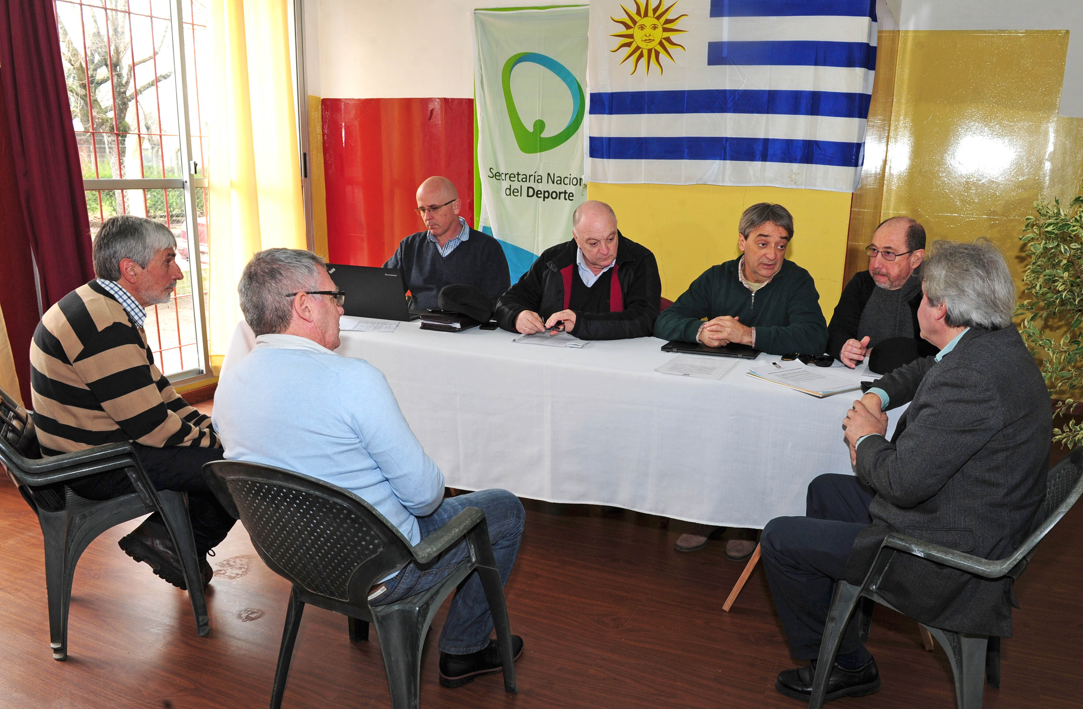 Fernando Cáceres y autoridades dialogan con vecinos de Carmelo