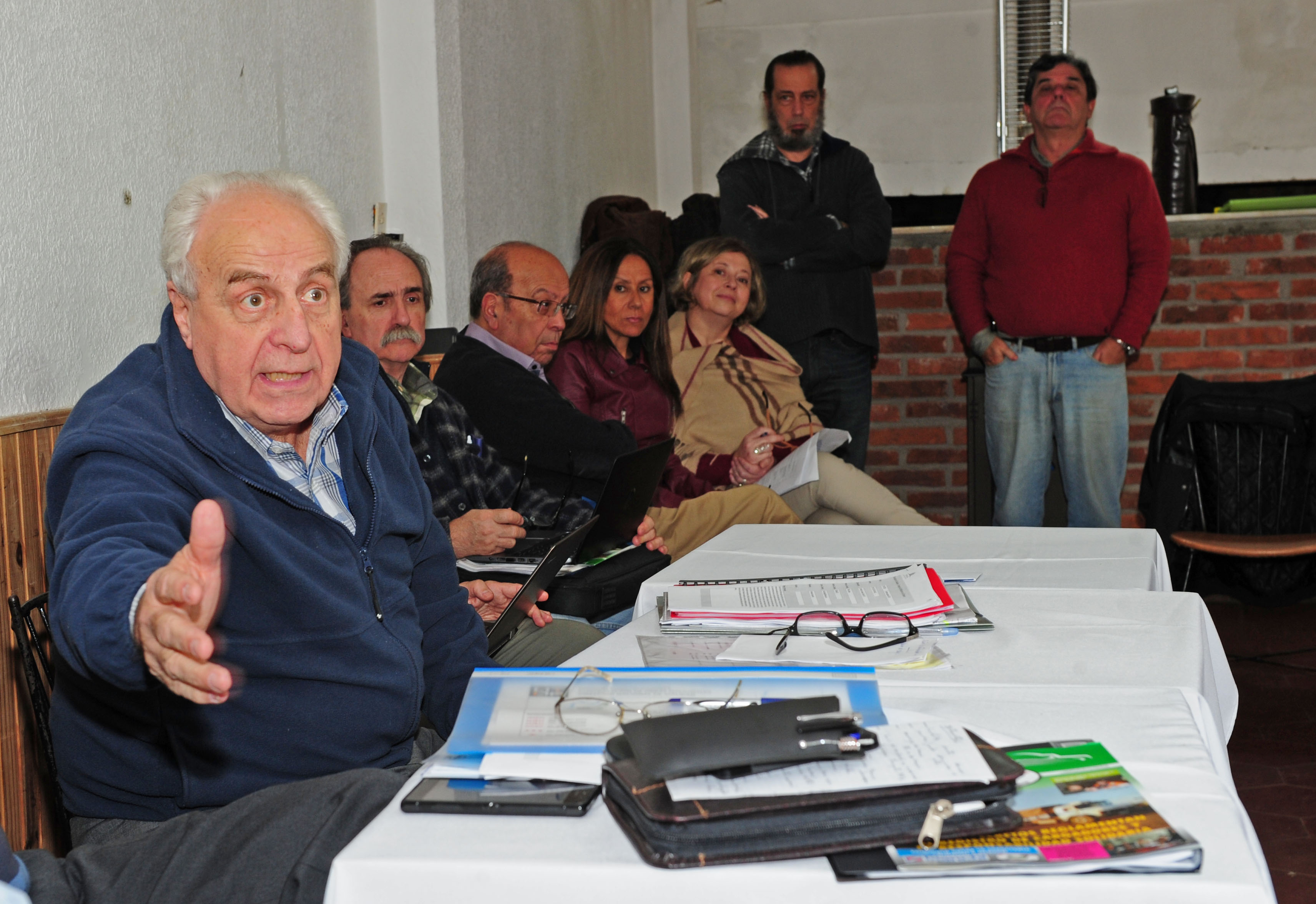 Ministro Victor Rossi conversa diversos tema con vecinos