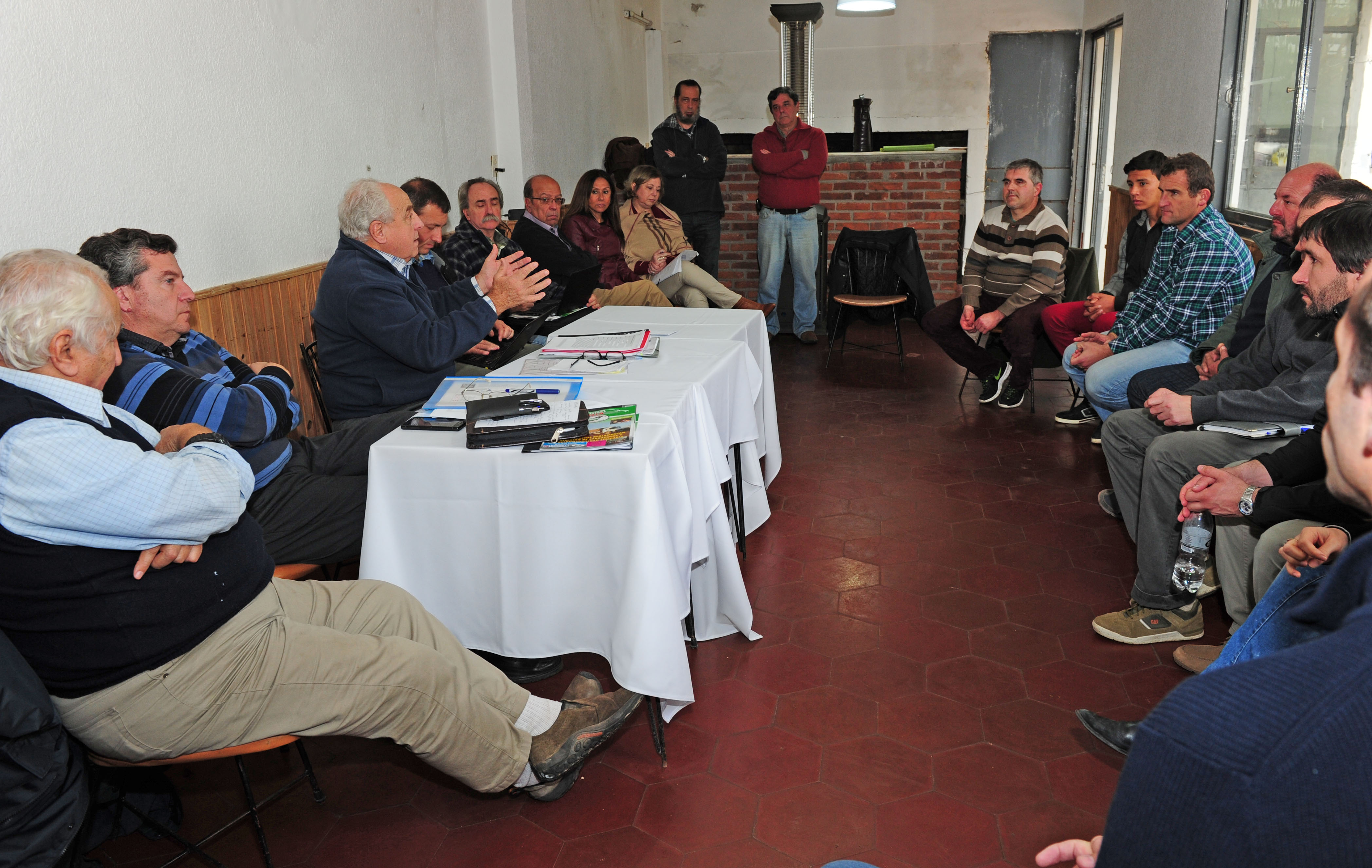 Ministro Victor Rossi conversa diversos tema con vecinos