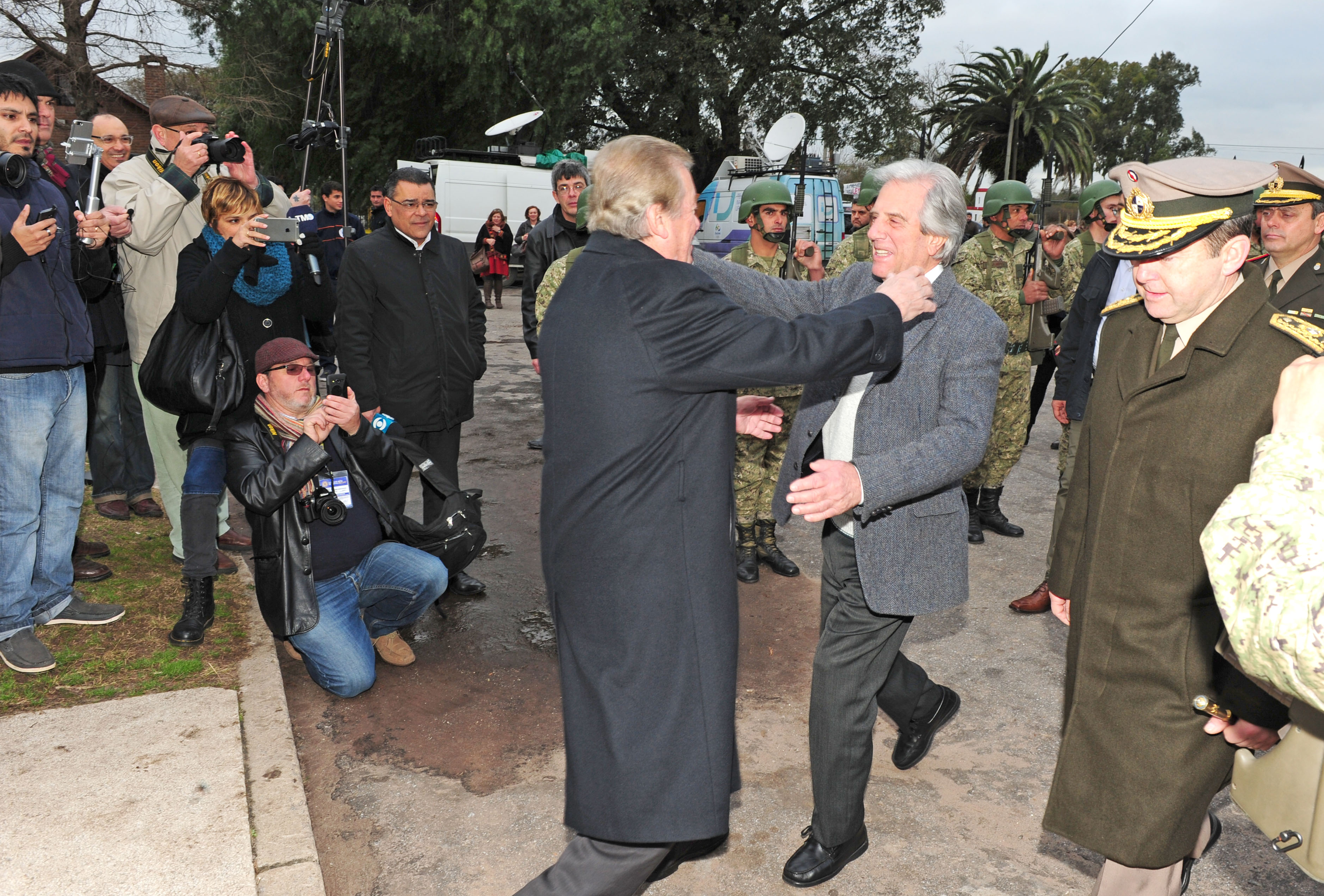 Tabaré Vázquez es recibido por el Intendente de Colonia, Carlos Moreira