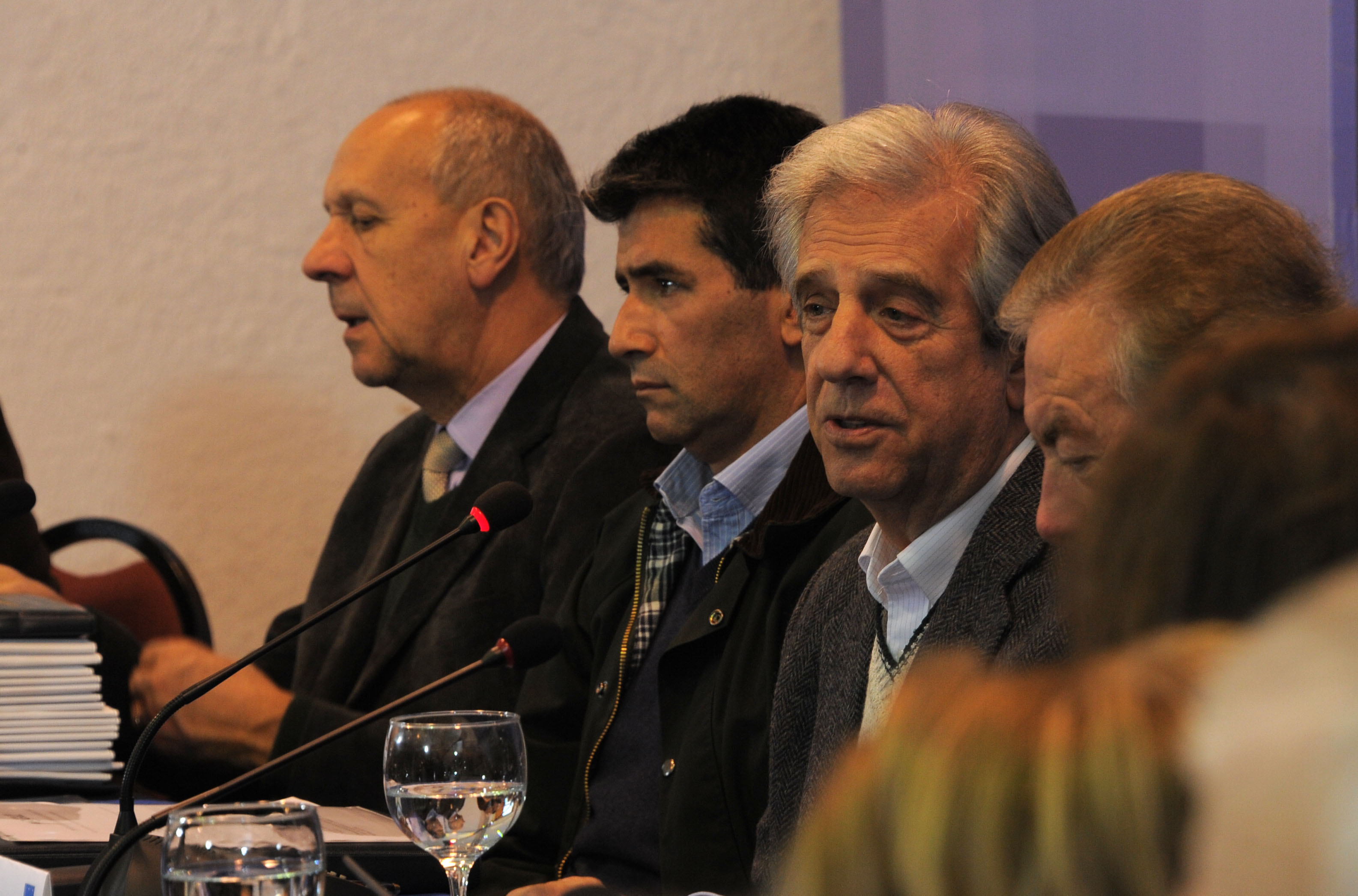Tabaré Vázquez encabezando el Consejo, se dirige a los presentes